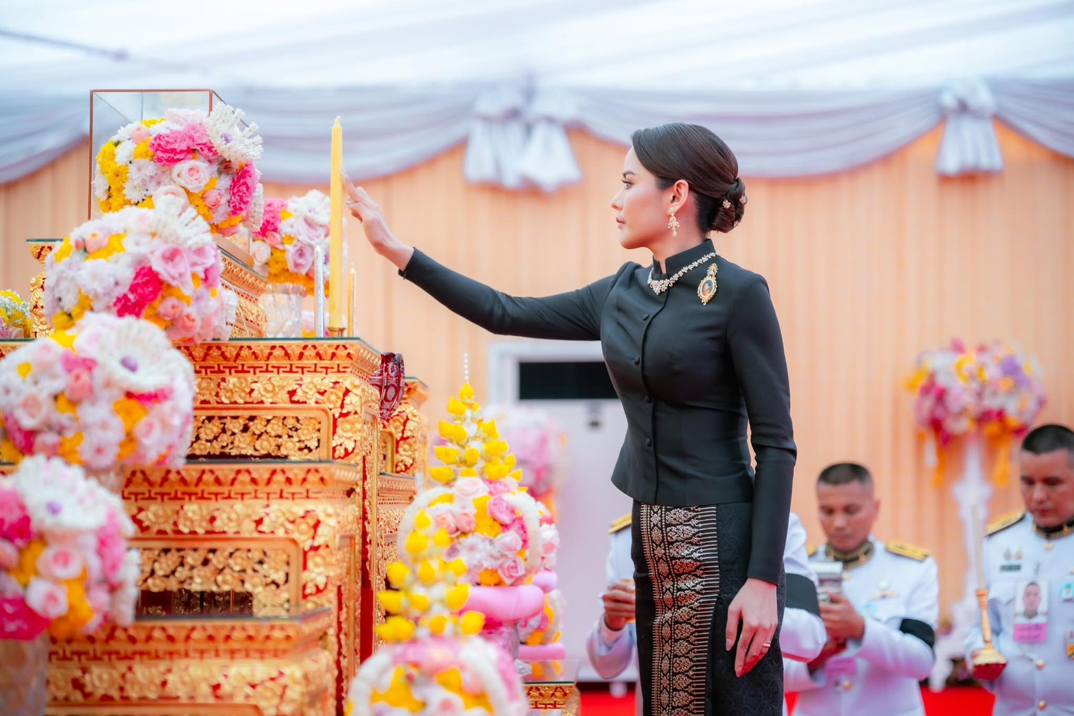 title - โดย นางสาวฐิติมา วัฒนจัง ปฏิรูปที่ดินจังหวัดปทุมธานี มอบหมายนายจักรพงศ์  วรเสฏฆกฐ์ฐากูร นายช่างสำรวจอาวุโส ร่วมเฝ้ารับเสด็จเจ้าจอม พลโทหญิง ท่านผู้หญิงอรอนงค์ ปิยนาฏวชิรพัทธ์ิเป็นผู้แทนพระองค์ไปในการประกอบพิธีสมโภช