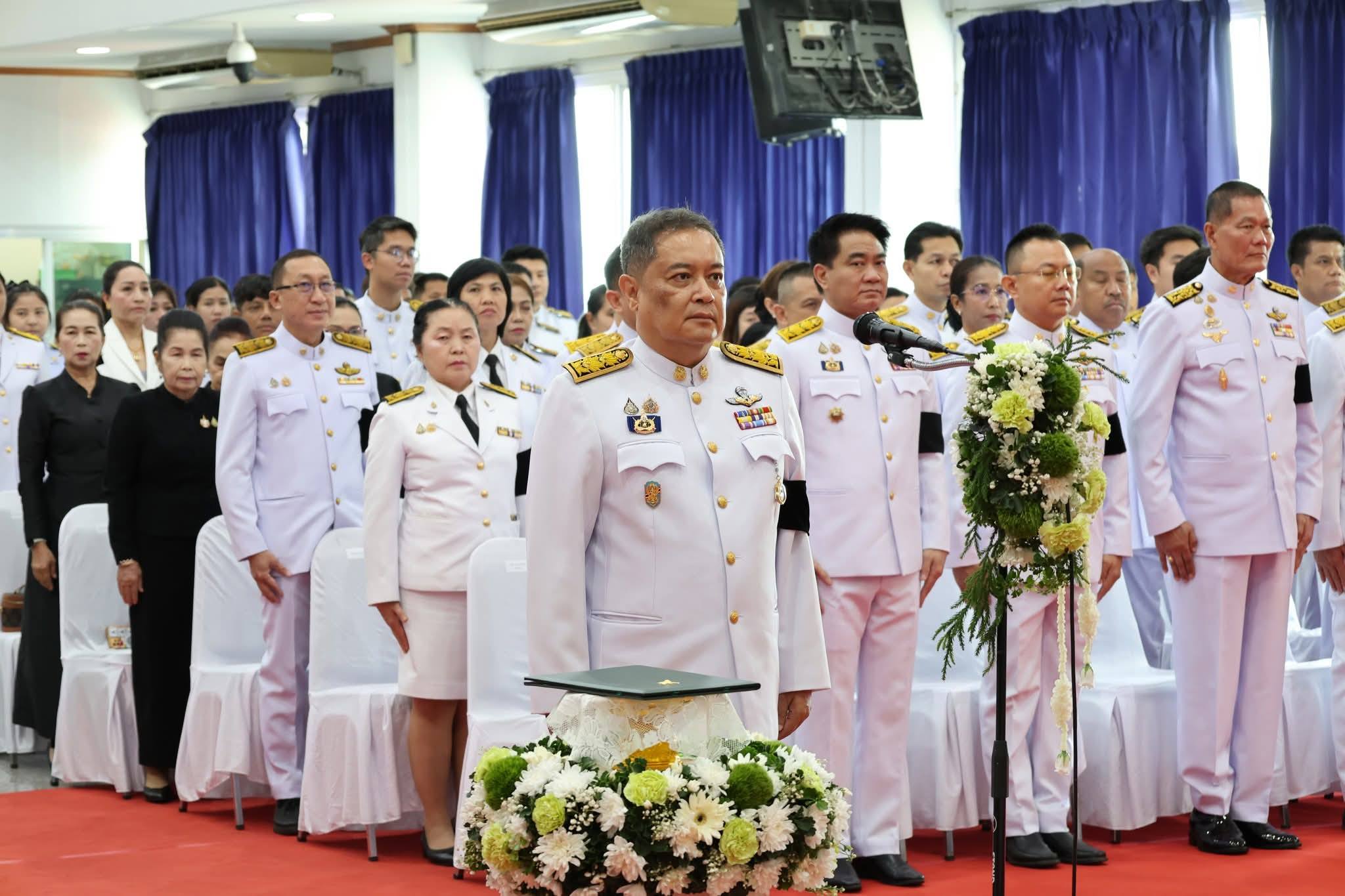 title - ร่วมพิธีน้อมรำลึกพระบาทสมเด็จพระปกเกล้าเจ้าอยู่หัว โดยจัดพิธีวางพุ่มดอกไม้ และ จุดธูป เทียน เครื่องทองน้อย ณ อาคารศาลารักษ์ปทุม ศาลากลางจังหวัดปทุมธานี