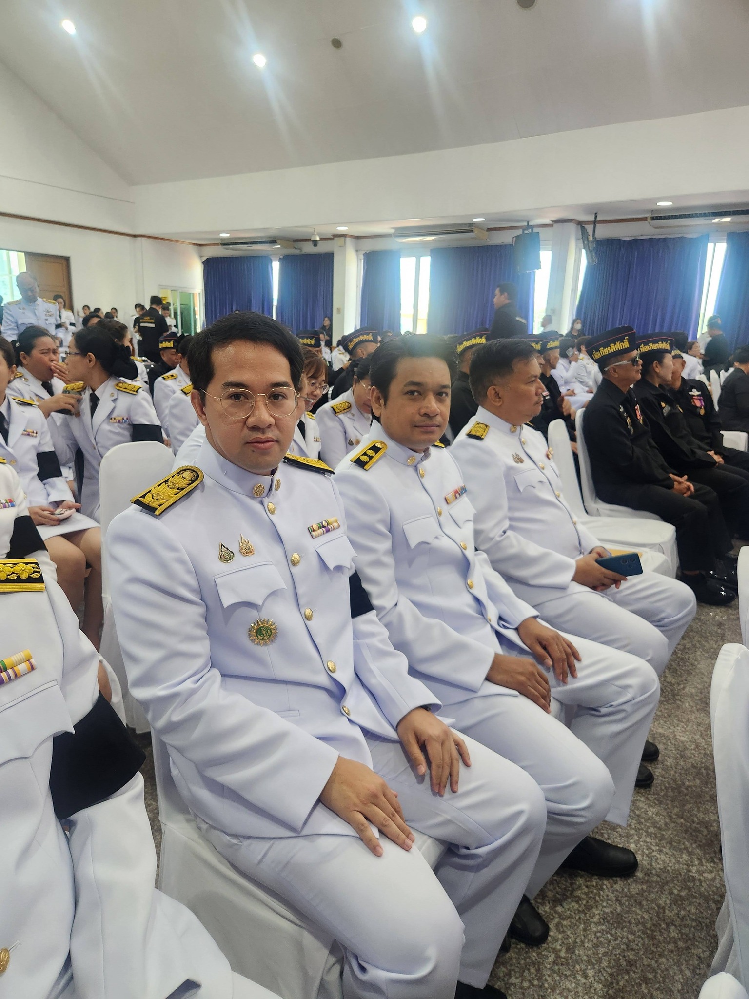 title - ร่วมพิธีน้อมรำลึกพระบาทสมเด็จพระปกเกล้าเจ้าอยู่หัว โดยจัดพิธีวางพุ่มดอกไม้ และ จุดธูป เทียน เครื่องทองน้อย ณ อาคารศาลารักษ์ปทุม ศาลากลางจังหวัดปทุมธานี