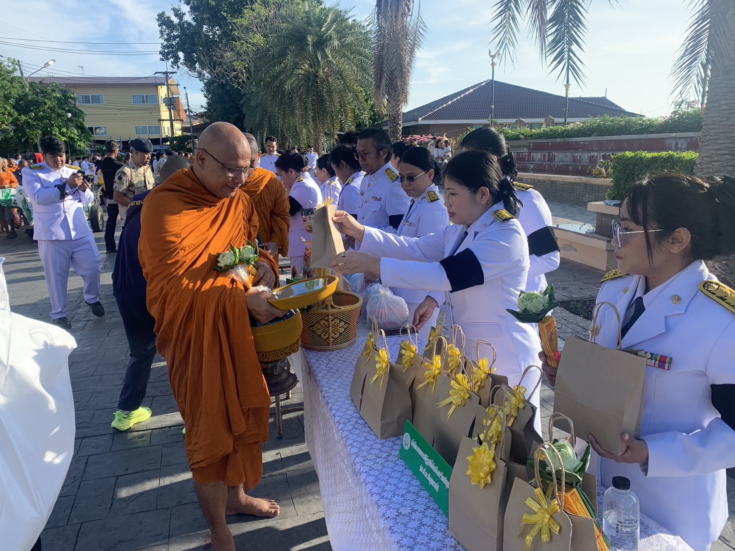 title - เข้าร่วมพิธีเจริญพระพุทธมนต์ และทำบุญตักบาตรถวายพระราชกุศล พระภิกษุสงฆ์และสามเณร จำนวน 49 รูป เนื่องในโอกาสพระราชพิธีมหามงคลเฉลิมพระชนมพรรษา 4 รอบ สมเด็จพระนางเจ้าฯ พระบรมราชินี 3 มิถุนายน 2569