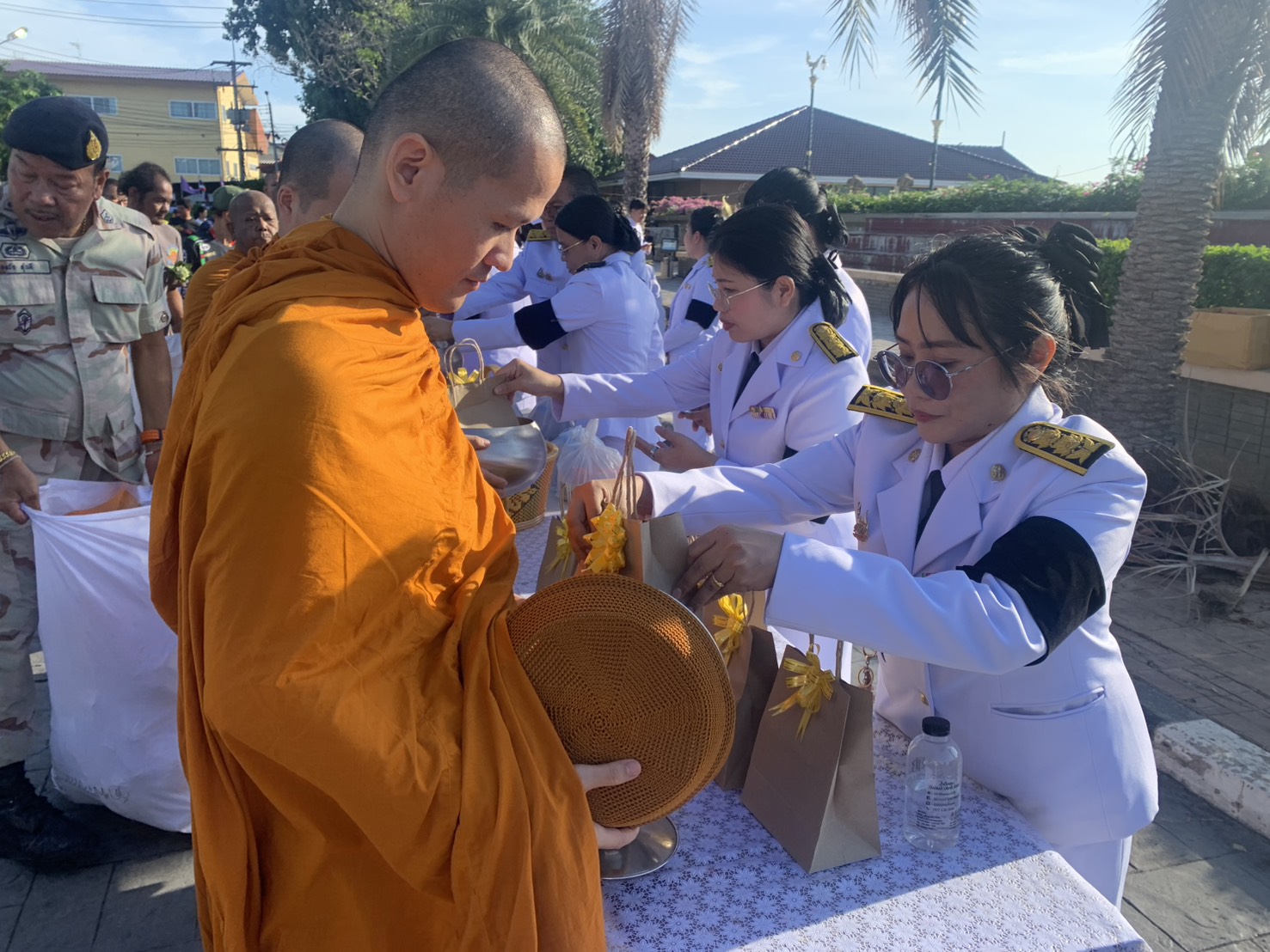 title - เข้าร่วมพิธีเจริญพระพุทธมนต์ และทำบุญตักบาตรถวายพระราชกุศล พระภิกษุสงฆ์และสามเณร จำนวน 49 รูป เนื่องในโอกาสพระราชพิธีมหามงคลเฉลิมพระชนมพรรษา 4 รอบ สมเด็จพระนางเจ้าฯ พระบรมราชินี 3 มิถุนายน 2569