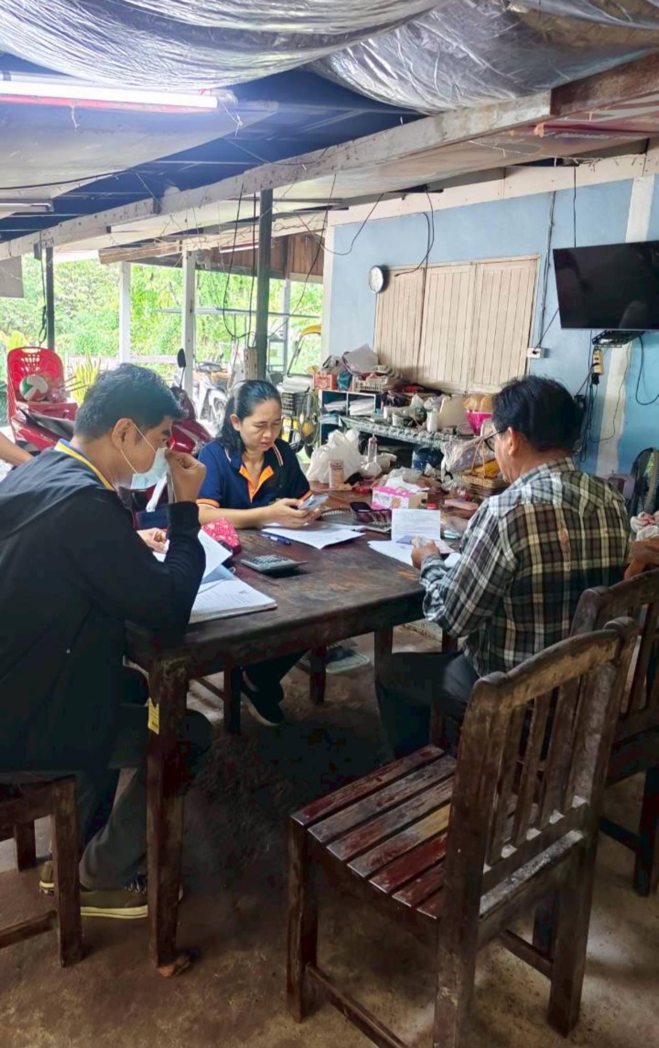 title - น.ส.ศุภมาส วงษารัตน์ เจ้าพนักงานการเงินและบัญชีชำนาญงาน นายเพลิน ศรีดี นักวิชาการปฏิรูปที่ดิน และนางสายรุ้ง พิละมาตย์ ผู้ปฏิบัติงานศูนย์บริการประชาชน ออกติดตามเร่งรัดจัดเก็บเงินกู้และรับคำขอกู้ยืมเงินจาก ส.ป.ก. ในเขตปฏิรูปที่ดิน จำนวน 1 กลุ่ม รวม 3 ราย