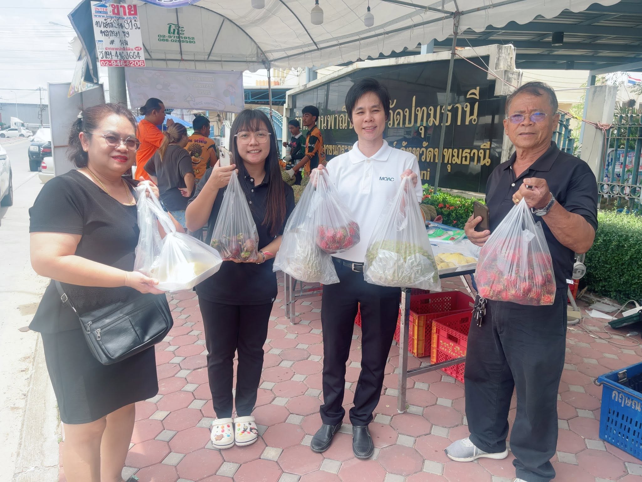 title -  นางสาวฐิติมา วัฒนจัง ปฏิรูปที่ดินจังหวัดปทุมธานี และเจ้าหน้าที่ ส.ป.ก.ปทุมธานี ร่วมอุดหนุน ผลผลิตจากเกษตรกรไทย       โดยมี นายนิมิตร ฆังคะจิตร พาณิชย์จังหวัดปทุมธานี พาชม ชิม ช้อป กิจกรรมรณรงค์บริโภคผลไม้ภาคตะวันออก ภายใต้ชื่องาน “Thai Fruits Festival 2026”      มีผลไม้ให้เลือกให้เลือก มากกว่า 9 ชนิด อาทิเช่น ทุเรียน ลองกอง เงาะ สละสุมาลี มะไฟ มังคุด ฝรั่ง แก้วมังกร และอีกมากมาย ตลอดทั้งเดือนมิถุนายน 2569 ที่หน้าสำนักงานพาณิชย์จังหวัดปทุมธานี โดยสามารถใช้สิทธิ์ผ่านโครงการ 