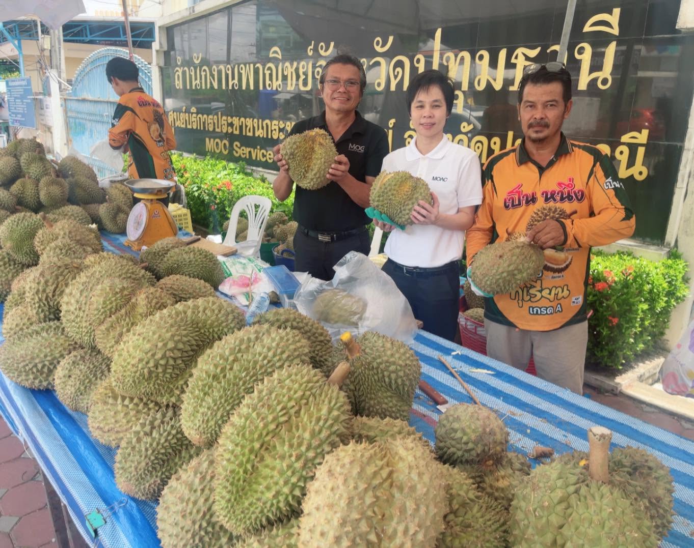 title -  นางสาวฐิติมา วัฒนจัง ปฏิรูปที่ดินจังหวัดปทุมธานี และเจ้าหน้าที่ ส.ป.ก.ปทุมธานี ร่วมอุดหนุน ผลผลิตจากเกษตรกรไทย       โดยมี นายนิมิตร ฆังคะจิตร พาณิชย์จังหวัดปทุมธานี พาชม ชิม ช้อป กิจกรรมรณรงค์บริโภคผลไม้ภาคตะวันออก ภายใต้ชื่องาน “Thai Fruits Festival 2026”      มีผลไม้ให้เลือกให้เลือก มากกว่า 9 ชนิด อาทิเช่น ทุเรียน ลองกอง เงาะ สละสุมาลี มะไฟ มังคุด ฝรั่ง แก้วมังกร และอีกมากมาย ตลอดทั้งเดือนมิถุนายน 2569 ที่หน้าสำนักงานพาณิชย์จังหวัดปทุมธานี โดยสามารถใช้สิทธิ์ผ่านโครงการ 