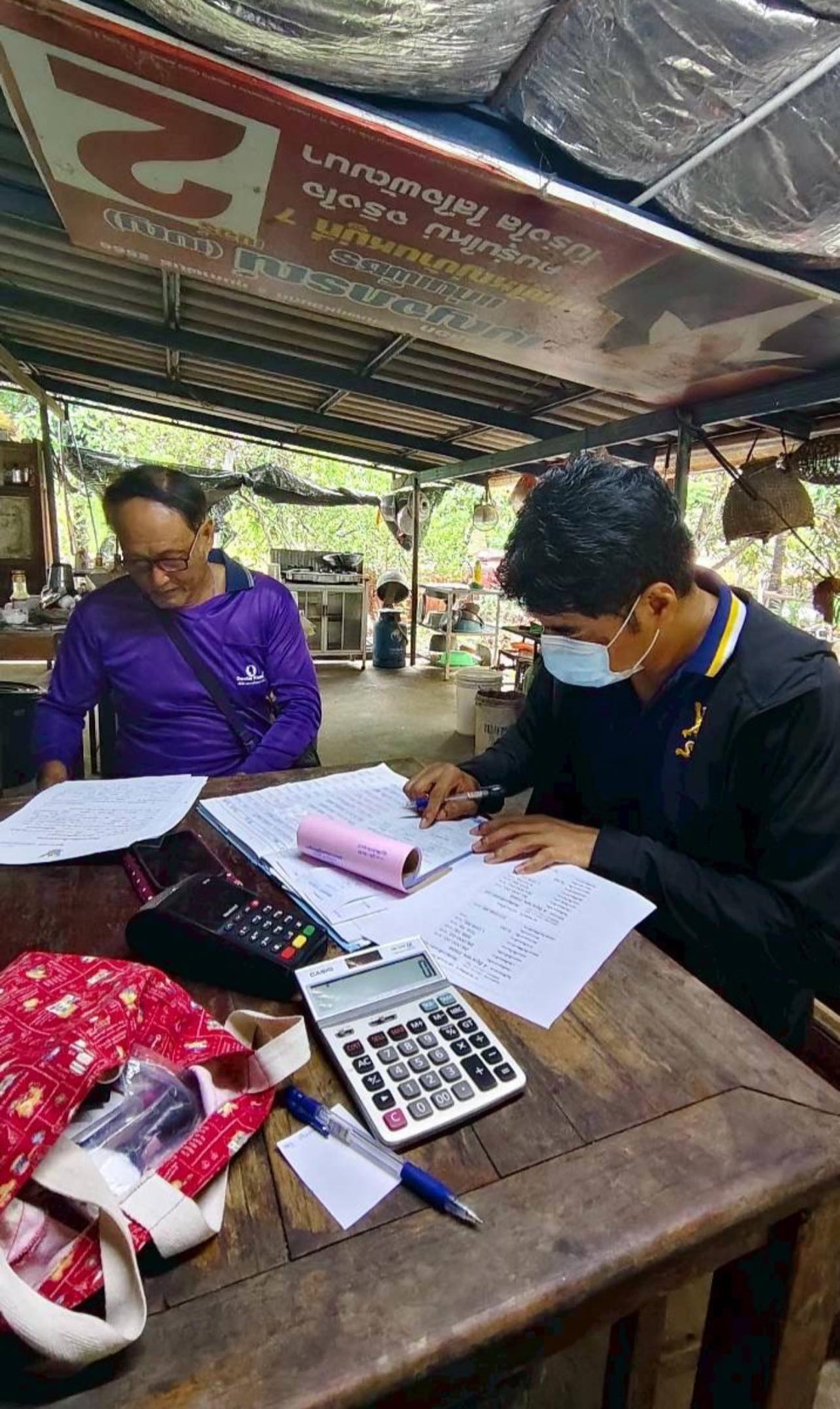 title - น.ส.ศุภมาส วงษารัตน์ เจ้าพนักงานการเงินและบัญชีชำนาญงาน นายเพลิน ศรีดี นักวิชาการปฏิรูปที่ดิน และนางสายรุ้ง พิละมาตย์ ผู้ปฏิบัติงานศูนย์บริการประชาชน ออกติดตามเร่งรัดจัดเก็บเงินกู้และรับคำขอกู้ยืมเงินจาก ส.ป.ก. ในเขตปฏิรูปที่ดิน จำนวน 1 กลุ่ม รวม 3 ราย