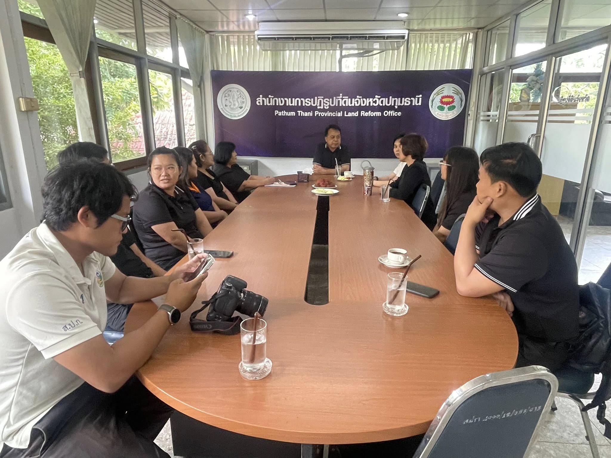 title - นายกฤษณะ ดีปาละ รองเลขาธิการสำนักงานการปฏิรูปที่ดินเพื่อเกษตรกรรม (ส.ป.ก.) ตรวจเยี่ยมการดำเนินงานของจังหวัดปทุมธานี โดยมี นางสาวฐิติมา วัฒนจัง ปฏิรูปที่ดินจังหวัดปทุมธานี และเจ้าหน้าที่ให้การต้อนรับ  โดย รองเลขาธิการ ส.ป.ก. ได้รับฟังปัญหาและอุปสรรคในการปฏิบัติงานจากเจ้าหน้าที่