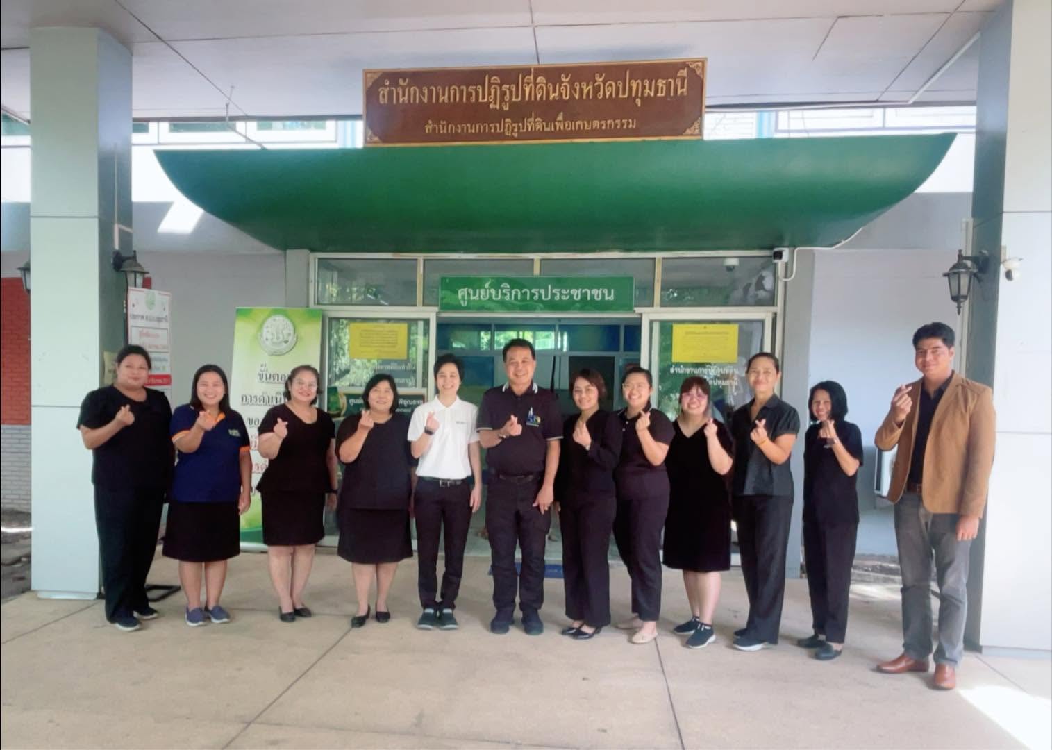 title - นายกฤษณะ ดีปาละ รองเลขาธิการสำนักงานการปฏิรูปที่ดินเพื่อเกษตรกรรม (ส.ป.ก.) ตรวจเยี่ยมการดำเนินงานของจังหวัดปทุมธานี โดยมี นางสาวฐิติมา วัฒนจัง ปฏิรูปที่ดินจังหวัดปทุมธานี และเจ้าหน้าที่ให้การต้อนรับ  โดย รองเลขาธิการ ส.ป.ก. ได้รับฟังปัญหาและอุปสรรคในการปฏิบัติงานจากเจ้าหน้าที่