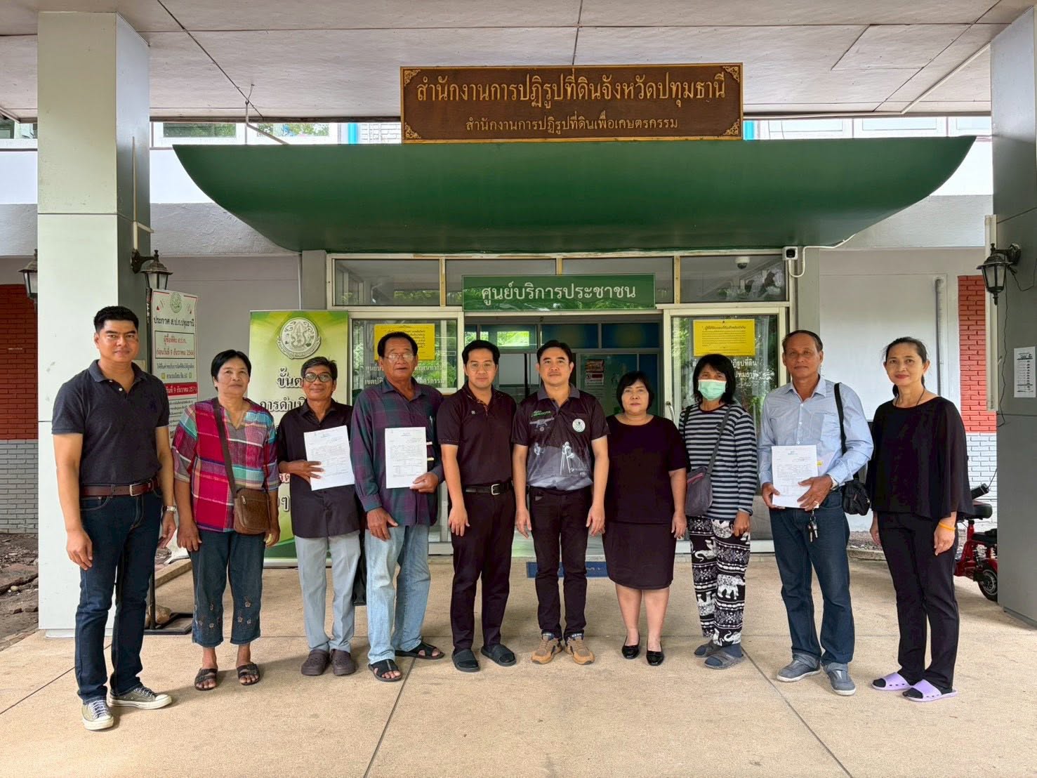 title - ลุ่มการเงินบัญชีและจัดเก็บผลประโยชน์ สำนักงานการปฏิรูปที่ดินจังหวัดปทุมธานี ปล่อยสินเชื่อเงินกองทุนการปฏิรูปที่ดินฯ ให้แก่เกษตรกรในเขตปฏิรูปที่ดิน ตำบลคลองหก อำเภอคลองหลวง จังหวัดปทุมธานี จำนวน 3 ราย
