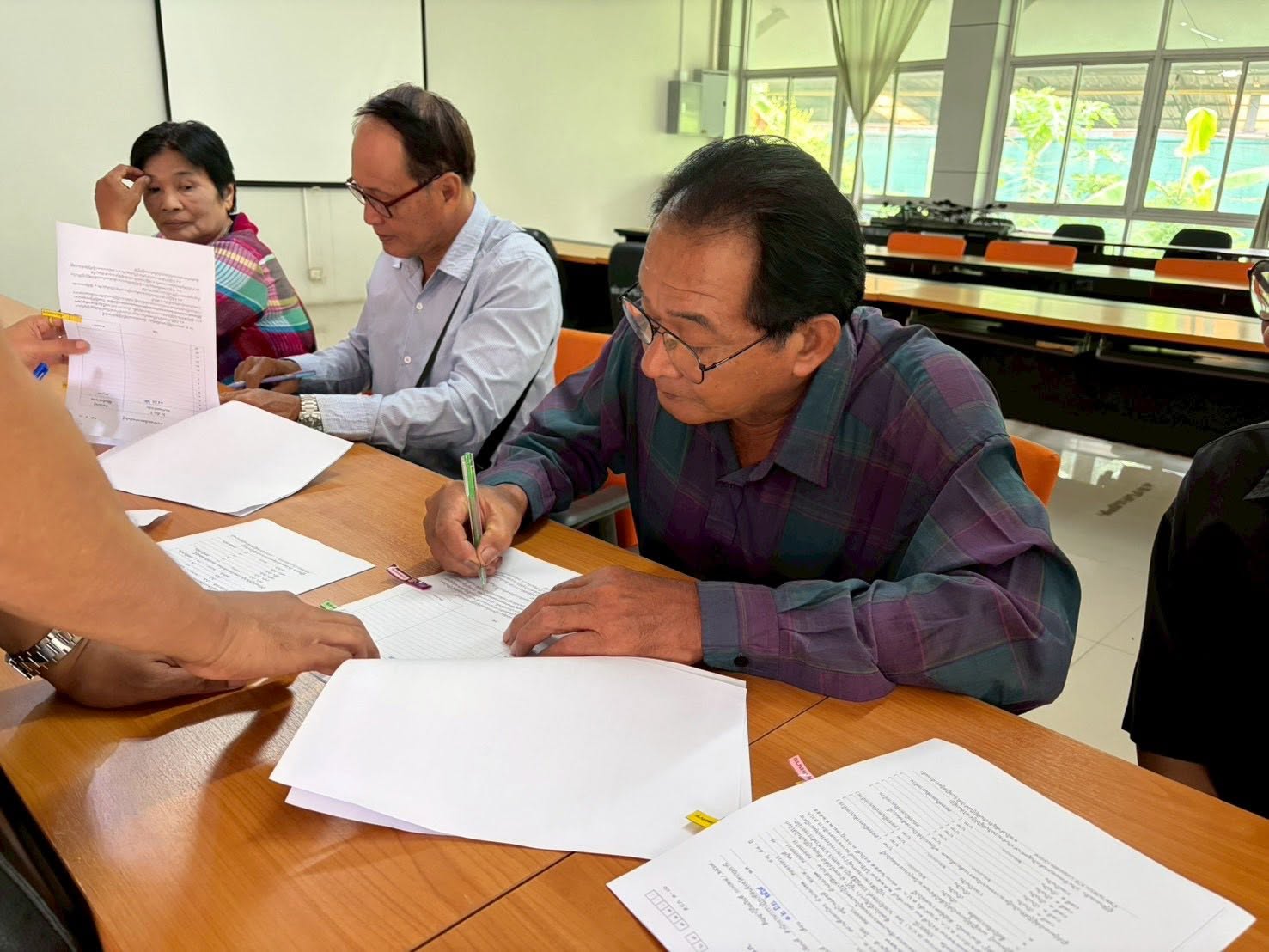 title - ลุ่มการเงินบัญชีและจัดเก็บผลประโยชน์ สำนักงานการปฏิรูปที่ดินจังหวัดปทุมธานี ปล่อยสินเชื่อเงินกองทุนการปฏิรูปที่ดินฯ ให้แก่เกษตรกรในเขตปฏิรูปที่ดิน ตำบลคลองหก อำเภอคลองหลวง จังหวัดปทุมธานี จำนวน 3 ราย