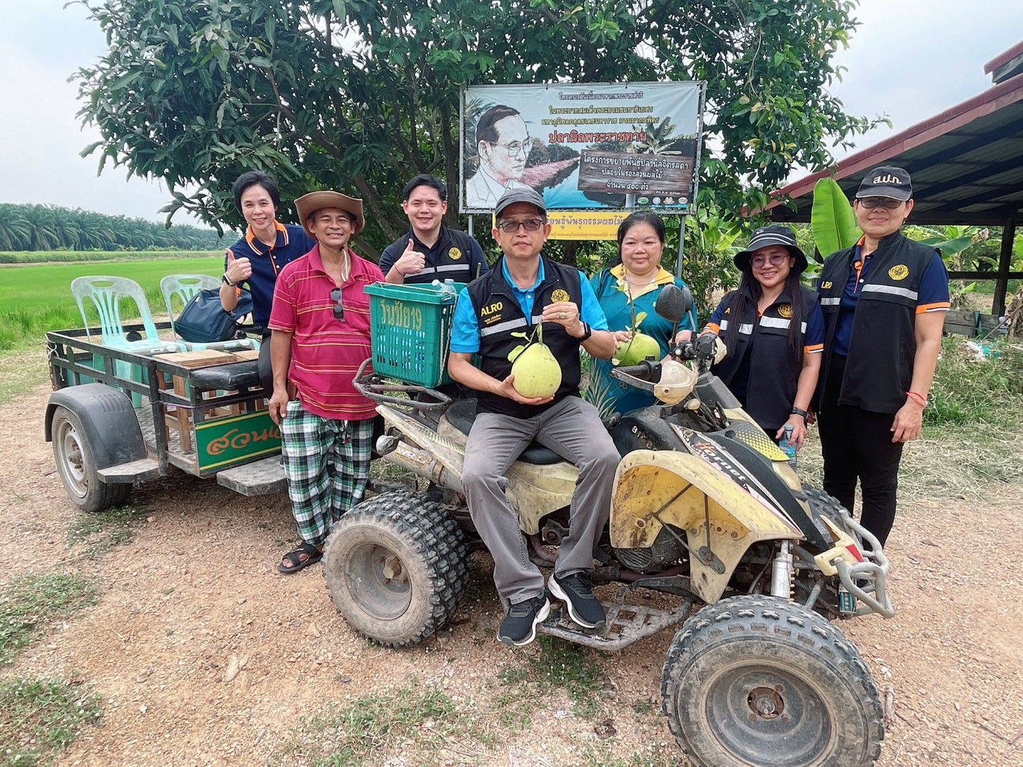 นายคมกฤษ แป้นโพธิ์กลาง ผู้ตรวจราชการกรม ลงพื้นที่ตรวจเยี่ยมแปลงต้นแบบเกษตรกรรมยั่งยืน จ.ปทุมธานี