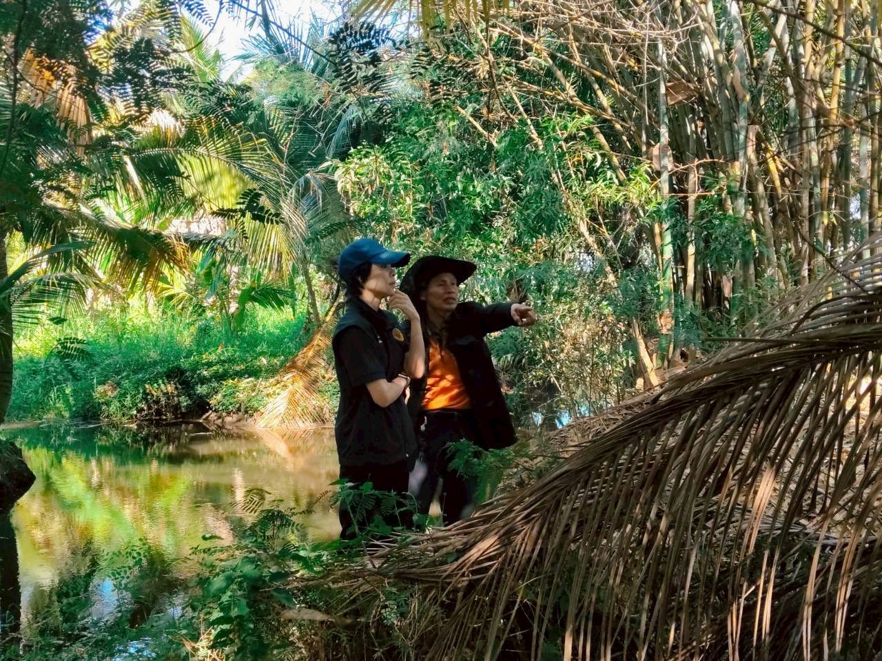 title - นางสาวฐิติมา วัฒนจัง ปฏิรูปที่จังหวัดปทุมธานี พร้อมด้วย นายจักรพงศ์ วรเสฏฐ์ฐากูร นายช่างสำรวจอาวุโส นางกรรณิการ์ พิชยเมธพนธ์ รษก.ผู้อำนวยการกลุ่มกฎหมาย  ลงตรวจแปลง นางสงวน สงานพงศ์เพื่อหาแนวทางยุติปัญหามรดกสิทธิ ต.บึงชำอ้อ อ.หนองเสือ จ.ปทุมธานี