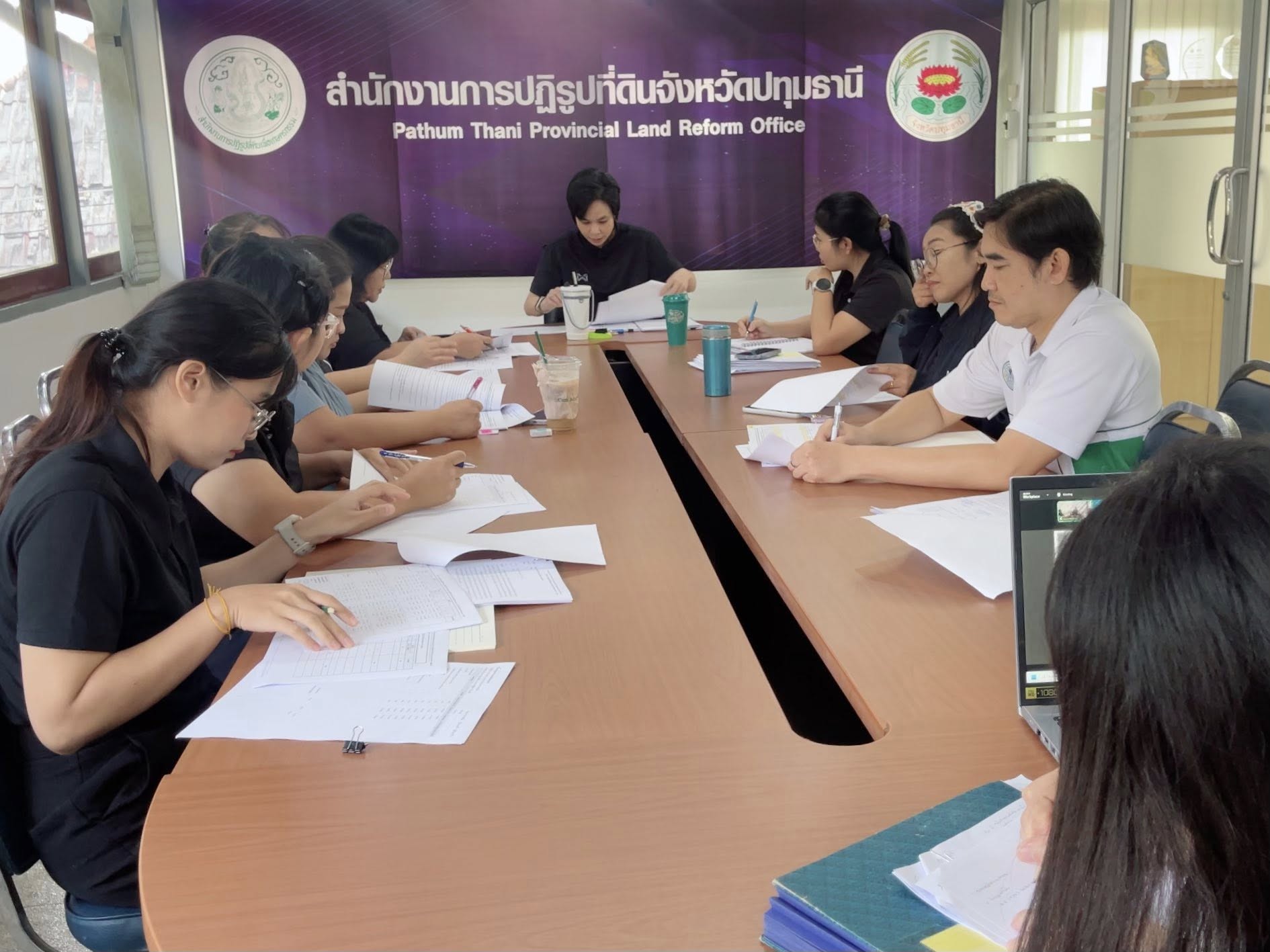 title - ประชุมจัดทำข้อตกลงเกี่ยวกับการมอบหมายงานและการประเมินผลการปฏิบัติราชการ ครั้งที่1 ประจำปีงบประมาณ 2569 ร่วมกับข้าราชการในสังกัด ส.ป.ก. ปทุมธานี
