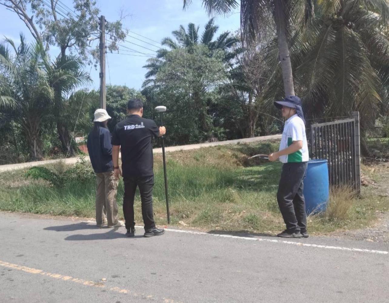 title - ายช่างสำรวจอาวุโส และผู้ช่วยนายช่างสำรวจ ดำเนินการร่วมกับธนารักษ์พื้นที่ปทุมธานี ชี้ตำแหน่งแปลงที่ดินที่ขอส่งคืนที่ราชพัสดุ ตำบลบึงชำอ้อ อำเภอหนองเสือ จังหวัดปทุมธานี