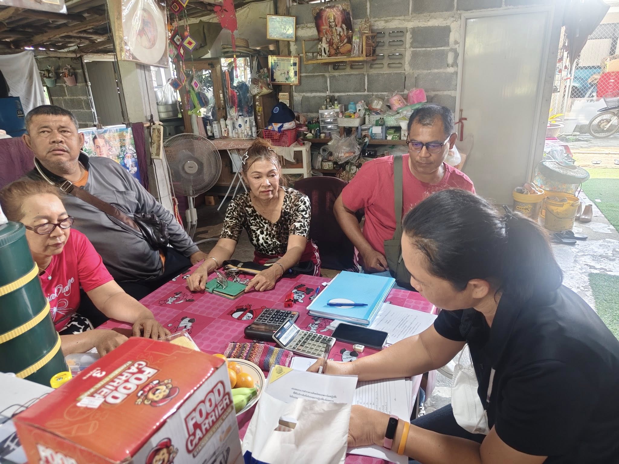 นายเพลิน ศรีดี พนักงานกองทุน พร้อมด้วย น.ส.ศุภมาส วงษารัตน์ เจ้าพนักงานการเงินและบัญชีปฏิบัติการ ￼และนางสายรุ้ง พิละมาตย์ ผู้ปฏิบัติงานศูนย์บริการประชาชน ออกติดตามเร่งรัดจัดเก็บเงินกู้และรับคำขอกู้ยืมเงินจาก ส.ป.ก. ในเขตปฏิรูปที่ดิน ตำบลบึงบอน ตำบลบึงชำอ้อ อำเภอหนองเสือ จังหวัดปทุมธานี จำนวน 2 กลุ่ม รวม 7 ราย