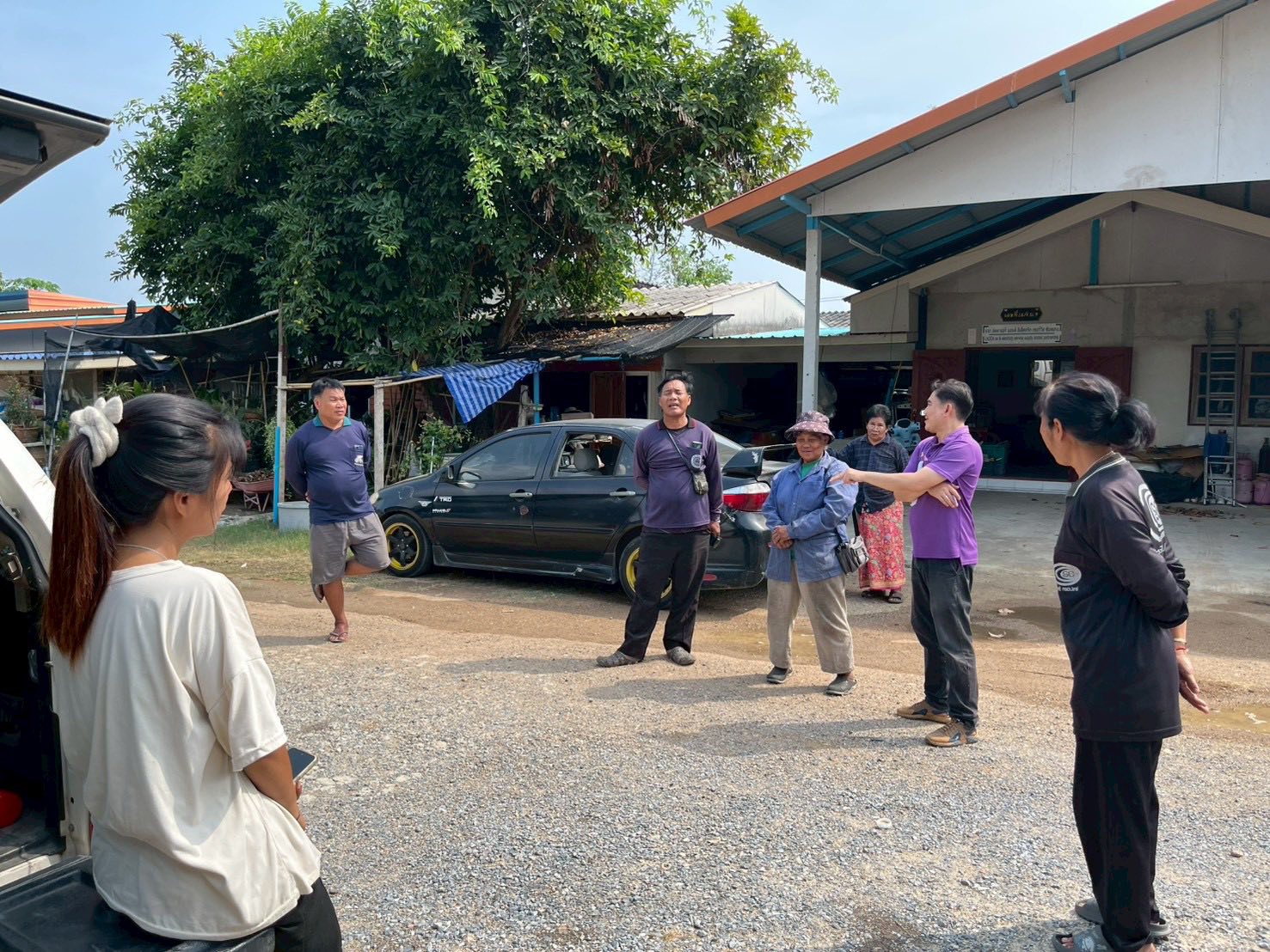 title - มอบหมายให้กลุ่มงานช่างและแผนที่ โดยนายจักรพงศ์ วรเสฏฐ์ฐากูร นายช่างสำรวจอาวุโส และผู้ช่วยนายช่างสำรวจ รังวัดแบ่งแปลงที่ดิน แก้ไขปัญหาสิ่งปลูกสร้างในที่ดินให้กับทายาทเกษตรในการขอรับมรดกสิทธิ ต่อไป