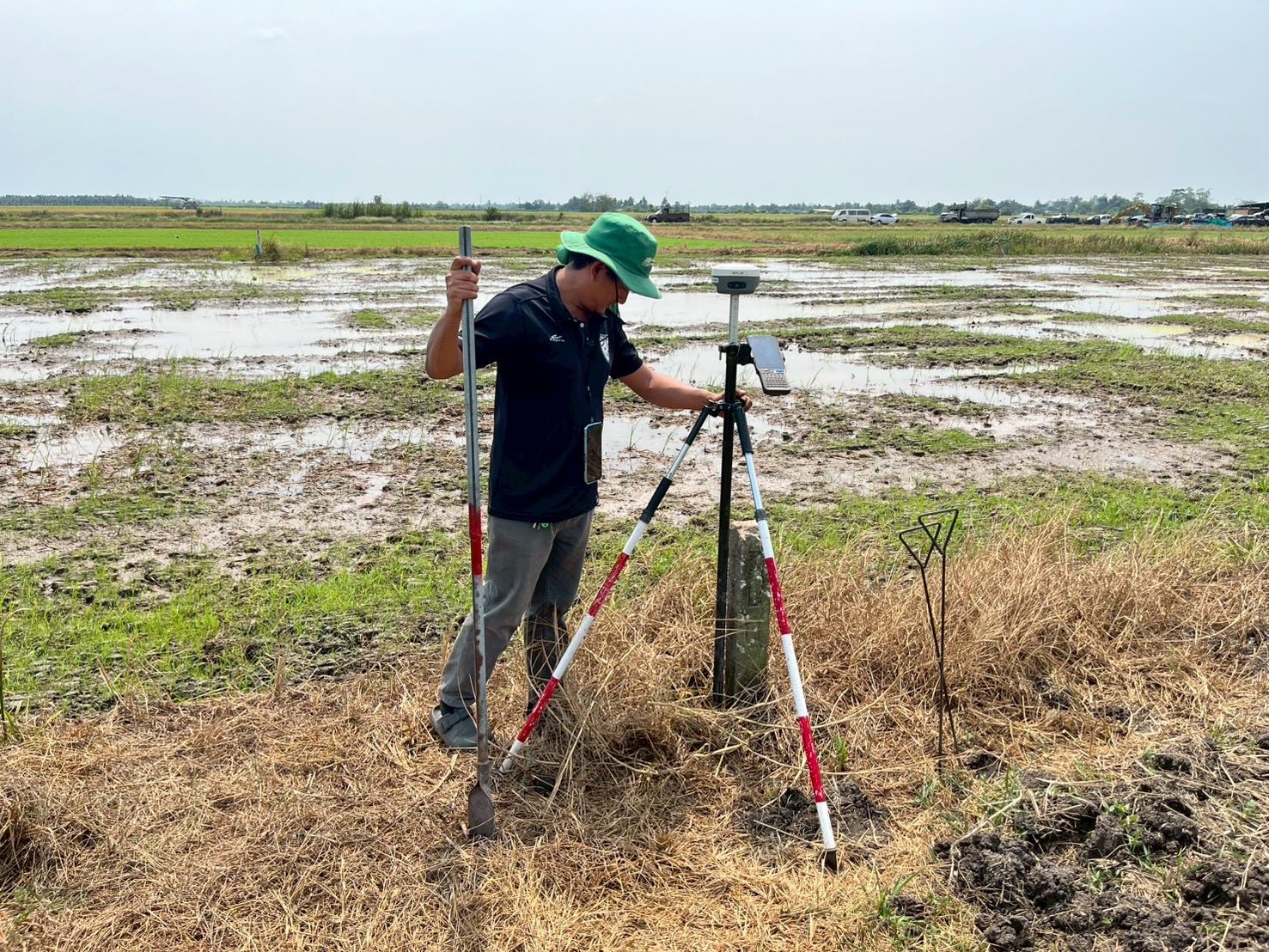 title - นายจักรพงศ์ วรเสฏฐ์ฐากูร นายช่างสำรวจอาวุโส และผู้ช่วยนายช่างสำรวจ ดำเนินการไกล่เกลี่ยข้อพิพาทแนวเขตที่ดินในเขตปฏิรูปที่ดิน  ตำบลบึงกาสาม อำเภอหนองเสือ จังหวัดปทุมธานี ข่าว/ภาพ : กงช.ส.ป.ก.ปทุมธานี
