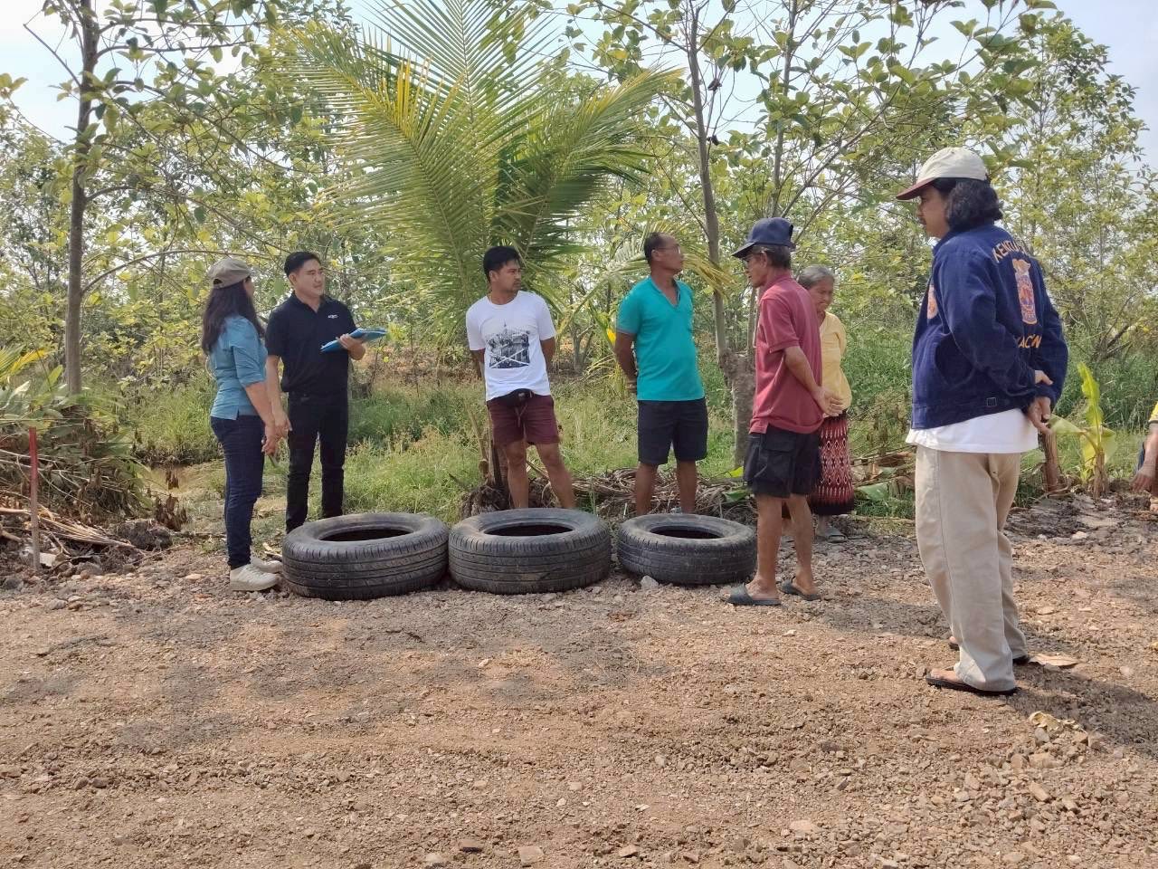 title - กลุ่มงานช่างและแผนที่ โดยนายจักรพงศ์  วรเสฏฐ์ฐากูร นายช่างสำรวจอาวุโส พร้อมผู้ช่วยนายช่างสำรวจ ดำเนินการ 2 เรื่อง ดังนี้  1.งานพิพาทแนวเขตที่ดิน และร่วมกันชี้แนวเขตแปลงที่ดินบริเวณพิพาท ที่ดินตั้งอยู่หมู่ที่ 4 ตำบลศาลาครุ อำเภอหนองเสือ จังหวัดปทุมธานี 2. งานตรวจแปลงที่ดิน องค์การบริหารส่วนตำบลหนองสามวัง อำเภอหนองเสือ จังหวัดปทุมธานี แจ้งขอความอนุเคราะห์ร่วมตรวจสอบถนนภายในเขตปฏิรูปที่ดิน ตำบลหนองสามวัง จังหวัดปทุมธานี เพื่อหาแนวทางแก้ไขปัญหาทางเข้า-ออก ให้กับเกษตรกรในเขตปฏิรูปที่ดินต่อไป ภาพ/ข่าว : กงช.ส.ป.ก.ปทุมธานี