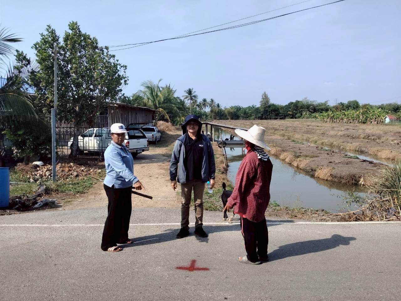 title - นายจักรพงศ์ วรเสฏฐ์ฐากูร นายช่างสำรวจอาวุโส และผู้ช่วยนายช่างสำรวจ ดำเนินการไกล่เกลี่ยข้อพิพาทแนวเขตที่ดินในเขตปฏิรูปที่ดิน  ตำบลบึงกาสาม อำเภอหนองเสือ จังหวัดปทุมธานี ข่าว/ภาพ : กงช.ส.ป.ก.ปทุมธานี