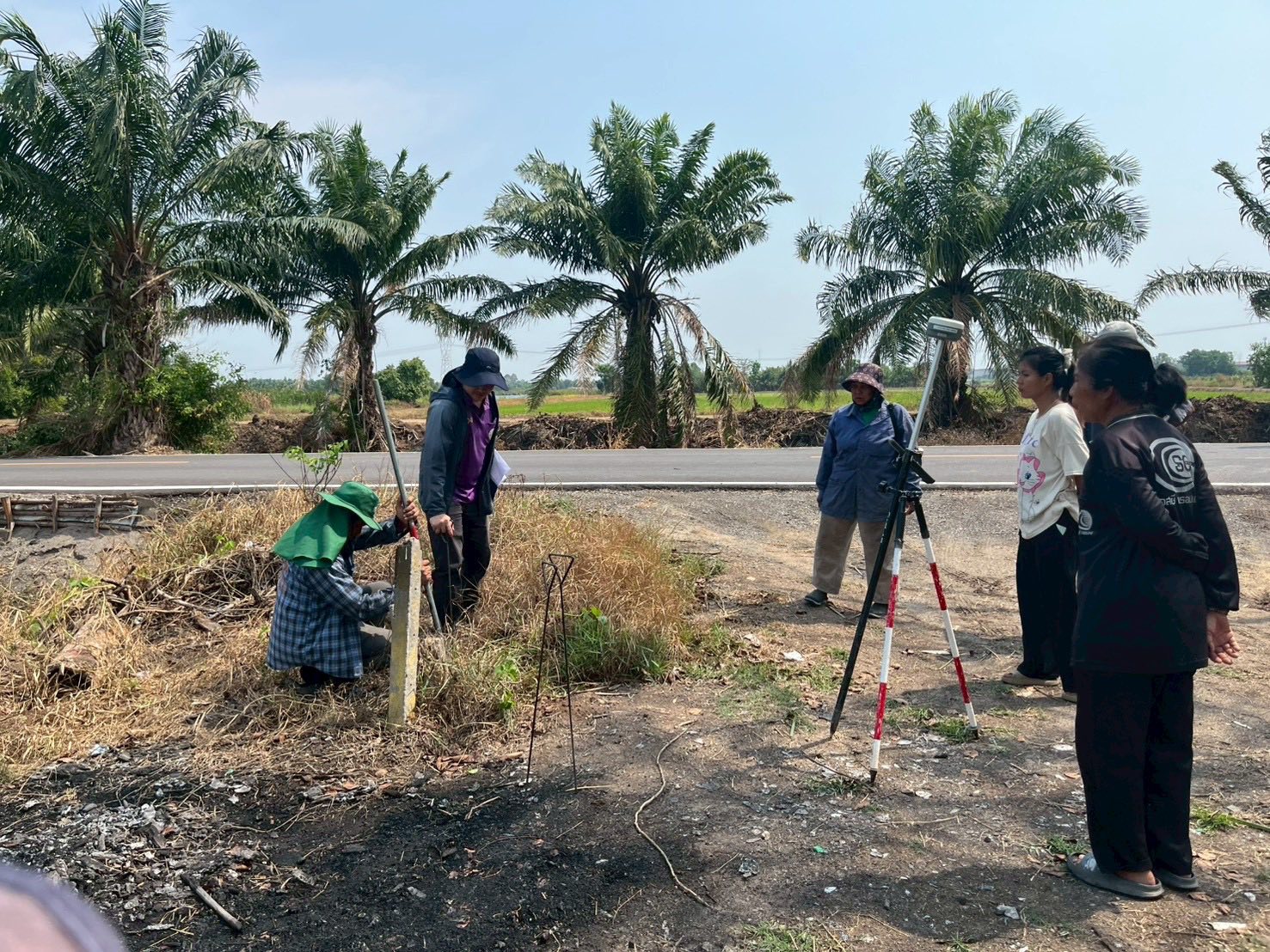 title - นายจักรพงศ์ วรเสฏฐ์ฐากูร นายช่างสำรวจอาวุโส และผู้ช่วยนายช่างสำรวจ ดำเนินการไกล่เกลี่ยข้อพิพาทแนวเขตที่ดินในเขตปฏิรูปที่ดิน  ตำบลบึงกาสาม อำเภอหนองเสือ จังหวัดปทุมธานี ข่าว/ภาพ : กงช.ส.ป.ก.ปทุมธานี