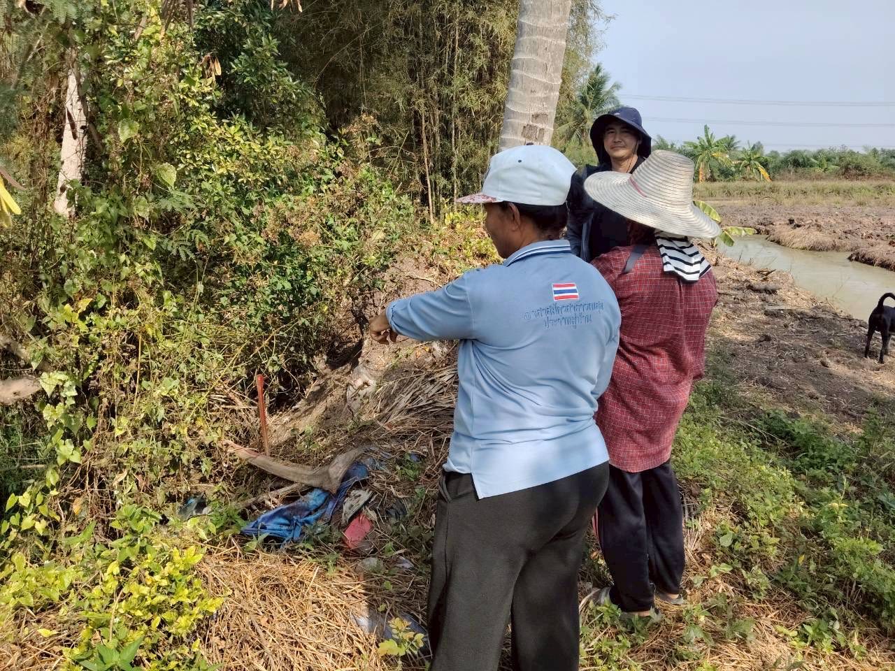 title - นายจักรพงศ์ วรเสฏฐ์ฐากูร นายช่างสำรวจอาวุโส และผู้ช่วยนายช่างสำรวจ ดำเนินการไกล่เกลี่ยข้อพิพาทแนวเขตที่ดินในเขตปฏิรูปที่ดิน  ตำบลบึงกาสาม อำเภอหนองเสือ จังหวัดปทุมธานี ข่าว/ภาพ : กงช.ส.ป.ก.ปทุมธานี