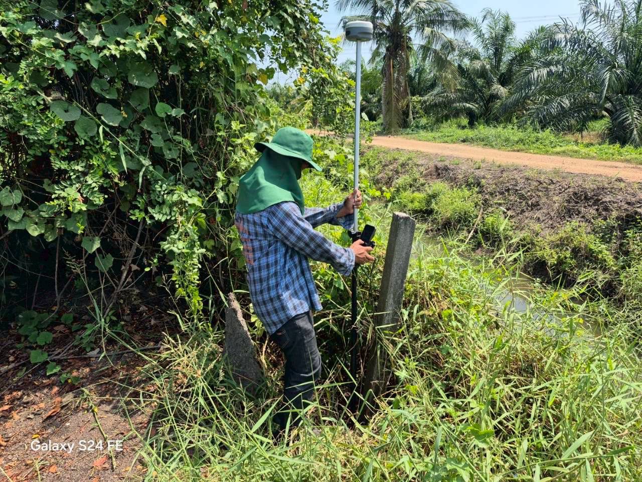 title - นายจักรพงศ์ วรเสฏฐ์ฐากูร นายช่างสำรวจอาวุโส และผู้ช่วยนายช่างสำรวจ ดำเนินการไกล่เกลี่ยข้อพิพาทแนวเขตที่ดินในเขตปฏิรูปที่ดิน  ตำบลบึงกาสาม อำเภอหนองเสือ จังหวัดปทุมธานี ข่าว/ภาพ : กงช.ส.ป.ก.ปทุมธานี