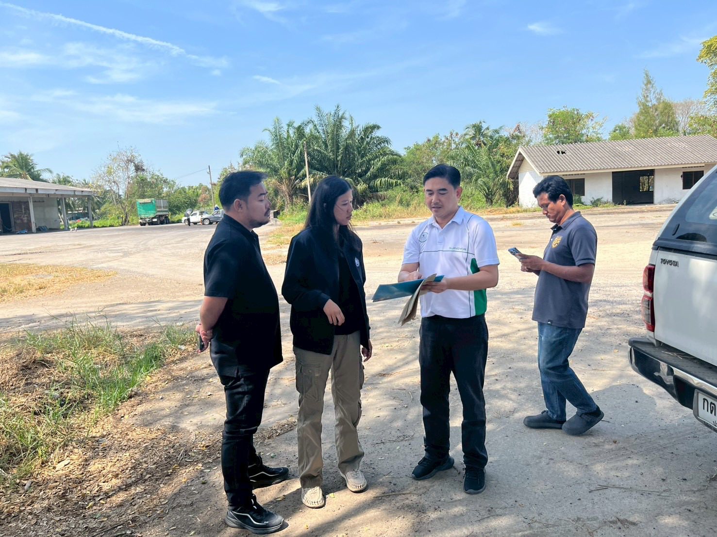 ายช่างสำรวจอาวุโส และผู้ช่วยนายช่างสำรวจ ดำเนินการร่วมกับธนารักษ์พื้นที่ปทุมธานี ชี้ตำแหน่งแปลงที่ดินที่ขอส่งคืนที่ราชพัสดุ ตำบลบึงชำอ้อ อำเภอหนองเสือ จังหวัดปทุมธานี