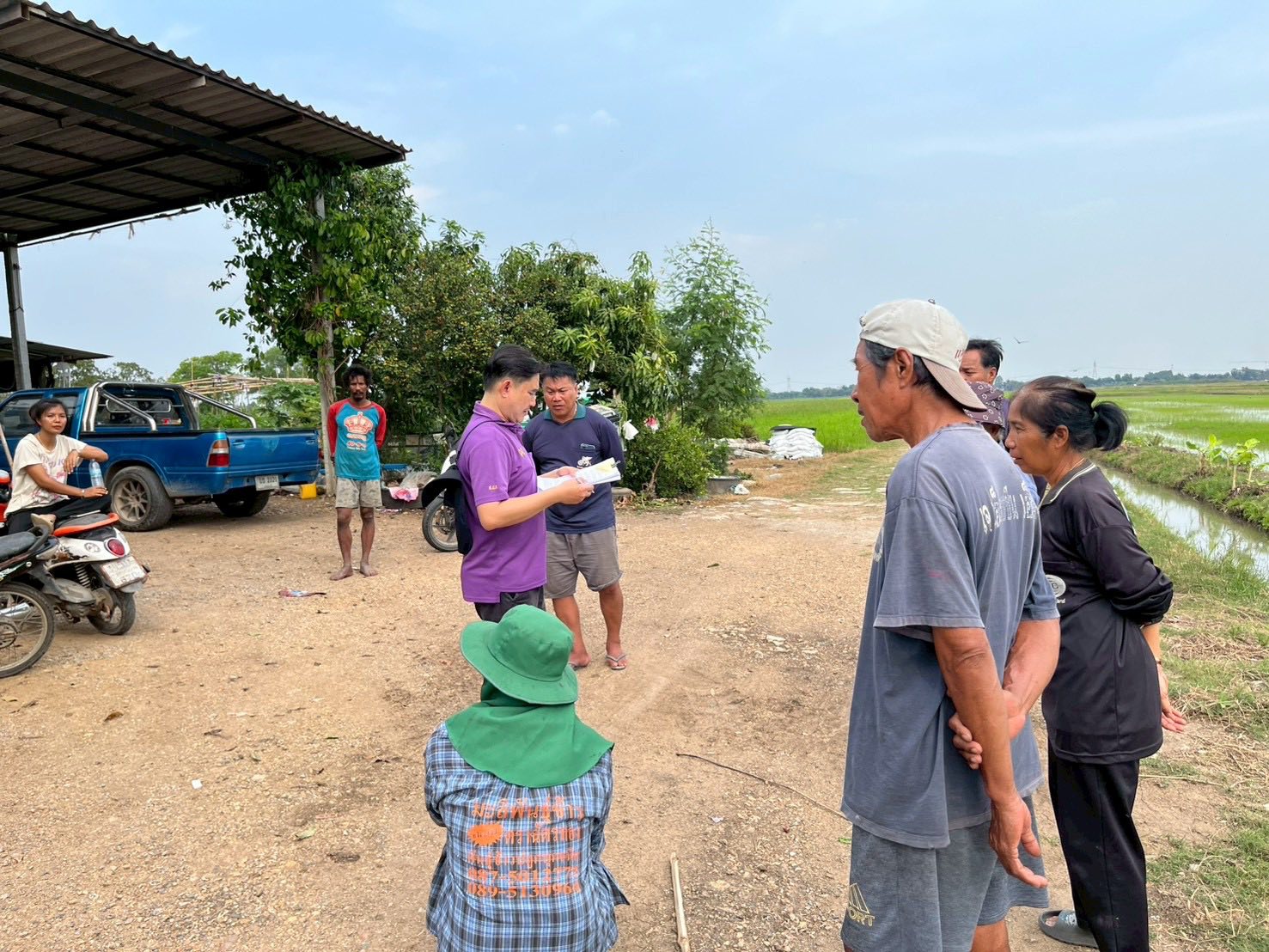 title - มอบหมายให้กลุ่มงานช่างและแผนที่ โดยนายจักรพงศ์ วรเสฏฐ์ฐากูร นายช่างสำรวจอาวุโส และผู้ช่วยนายช่างสำรวจ รังวัดแบ่งแปลงที่ดิน แก้ไขปัญหาสิ่งปลูกสร้างในที่ดินให้กับทายาทเกษตรในการขอรับมรดกสิทธิ ต่อไป