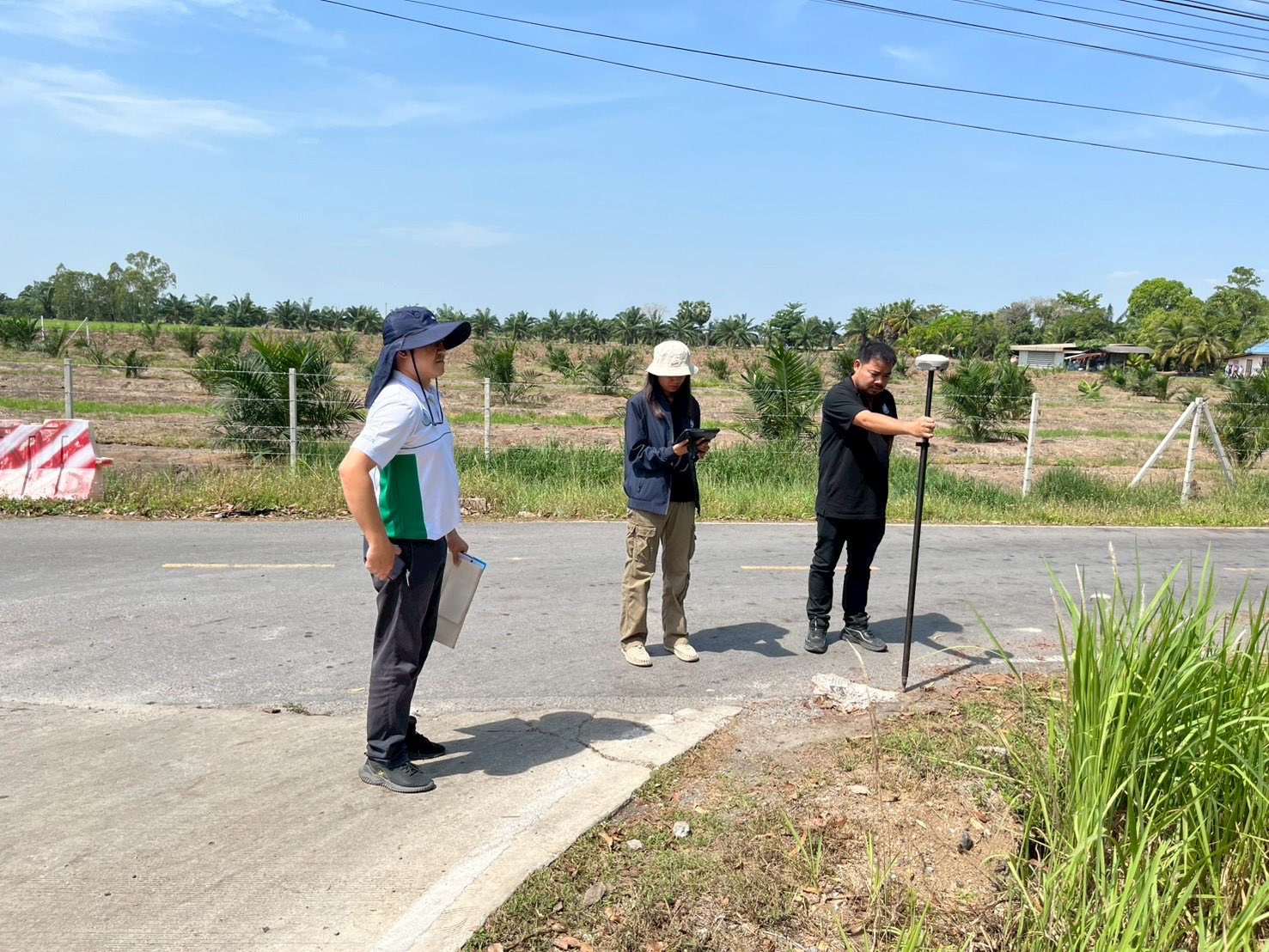 title - ายช่างสำรวจอาวุโส และผู้ช่วยนายช่างสำรวจ ดำเนินการร่วมกับธนารักษ์พื้นที่ปทุมธานี ชี้ตำแหน่งแปลงที่ดินที่ขอส่งคืนที่ราชพัสดุ ตำบลบึงชำอ้อ อำเภอหนองเสือ จังหวัดปทุมธานี