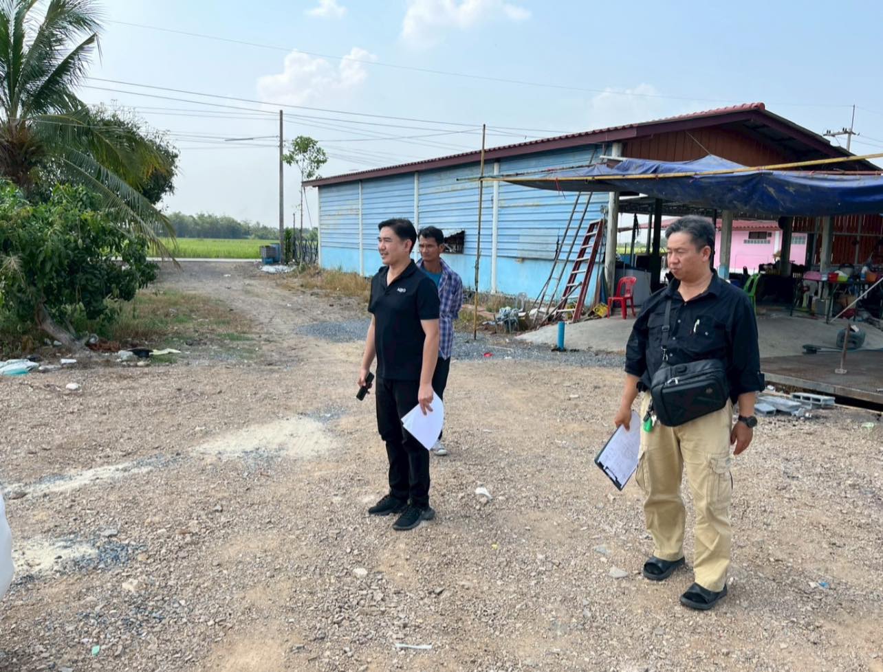 title - นายจักรพงศ์ วรเสฏฐ์ฐากูร นายช่างสำรวจอาวุโส และผู้ช่วยนายช่างสำรวจ ดำเนินการระวังชี้แนวเขตที่ดิน ร่วมกับช่างรังวัดสำนักงานที่ดินจังหวัดปทุมธานี สาขาคลองหลวง  ที่ดินตั้งอยู่ตำบลคลองห้า อำเภอคลองหลวง จังหวัดปทุมธานี