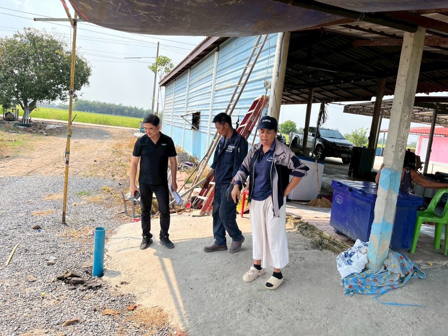 title - นายจักรพงศ์ วรเสฏฐ์ฐากูร นายช่างสำรวจอาวุโส และผู้ช่วยนายช่างสำรวจ ดำเนินการระวังชี้แนวเขตที่ดิน ร่วมกับช่างรังวัดสำนักงานที่ดินจังหวัดปทุมธานี สาขาคลองหลวง  ที่ดินตั้งอยู่ตำบลคลองห้า อำเภอคลองหลวง จังหวัดปทุมธานี