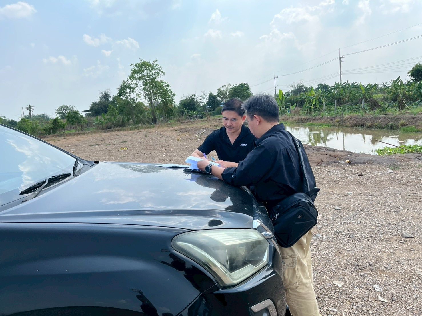 นายจักรพงศ์ วรเสฏฐ์ฐากูร นายช่างสำรวจอาวุโส และผู้ช่วยนายช่างสำรวจ ดำเนินการระวังชี้แนวเขตที่ดิน ร่วมกับช่างรังวัดสำนักงานที่ดินจังหวัดปทุมธานี สาขาคลองหลวง  ที่ดินตั้งอยู่ตำบลคลองห้า อำเภอคลองหลวง จังหวัดปทุมธานี