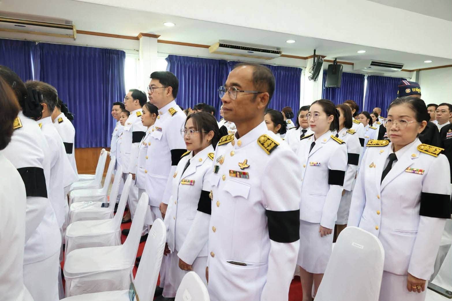 title - ร่วมพิธีวางพวงมาลาเบื้องหน้าพระบรมสาทิสลักษณ์ เนื่องในวันที่ระลึกคล้ายวันสวรรคตสมเด็จพระนารายณ์มหาราช ณ อาคารศาลารักษ์ปทุม ศาลากลางจังหวัดปทุมธานี 