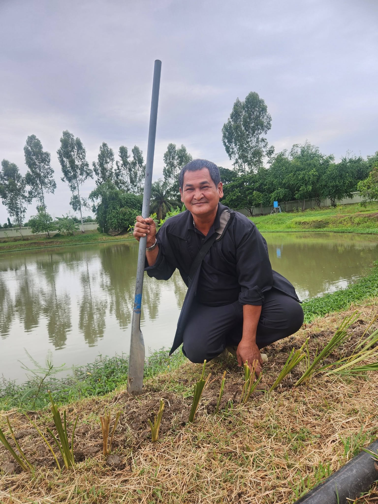 title - เข้าร่วมฝึกอบรมเชิงปฏิบัติการ หลักสูตร “รู้ปลูก รู้รักษา รู้คุณค่าของหญ้าแฝก” ระยะที่ 2 ภายใต้โครงการพัฒนาและรณรงค์การใช้หญ้าแฝกอันเนื่องมาจากพระราชดำริ ประจำปีงบประมาณ พ.ศ. 2569  ณ ห้องประชุม หม่อมราชวงศ์หญิง รสลิน คัคณางค์ ศูนย์ส่งเสริมและพัฒนาอาชีพเสริมนอกภาคการเกษตร 