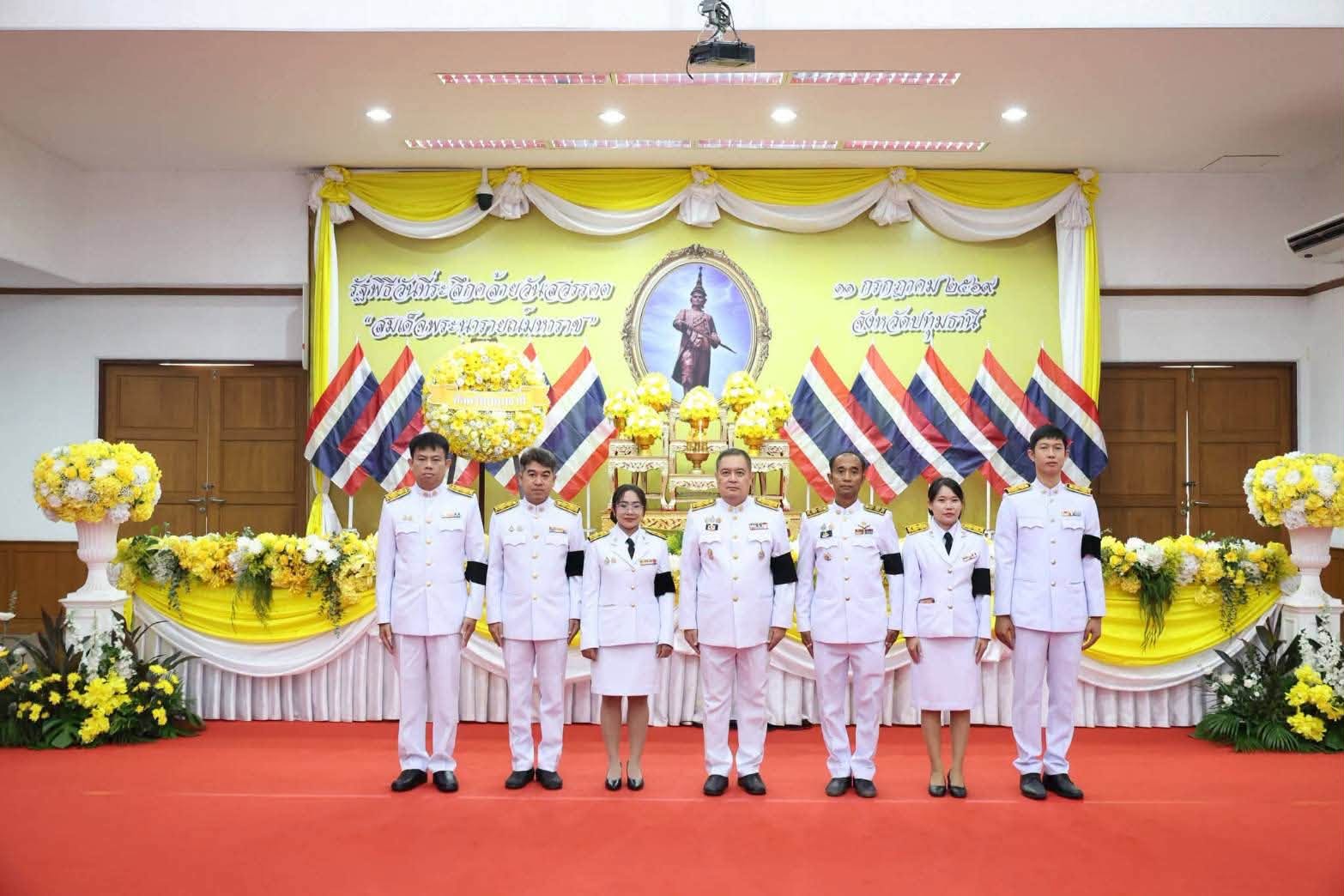 ร่วมพิธีวางพวงมาลาเบื้องหน้าพระบรมสาทิสลักษณ์ เนื่องในวันที่ระลึกคล้ายวันสวรรคตสมเด็จพระนารายณ์มหาราช ณ อาคารศาลารักษ์ปทุม ศาลากลางจังหวัดปทุมธานี 
