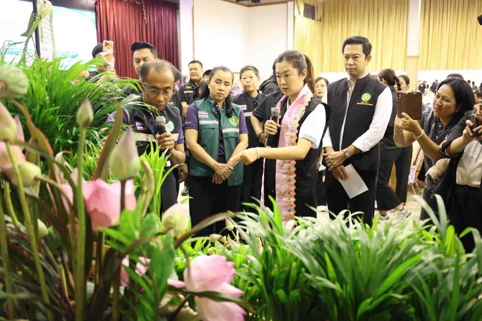 title - ร่วมต้อนรับ นางสาวปิยะรัฐชย์ ติยะไพรัช รัฐมนตรีช่วยว่าการกระทรวงเกษตรและสหกรณ์ ลงพื้นที่ติดตามผลการขับเคลื่อนเทคโนโลยีและนวัตกรรมด้านการเกษตรจังหวัดปทุมธานี