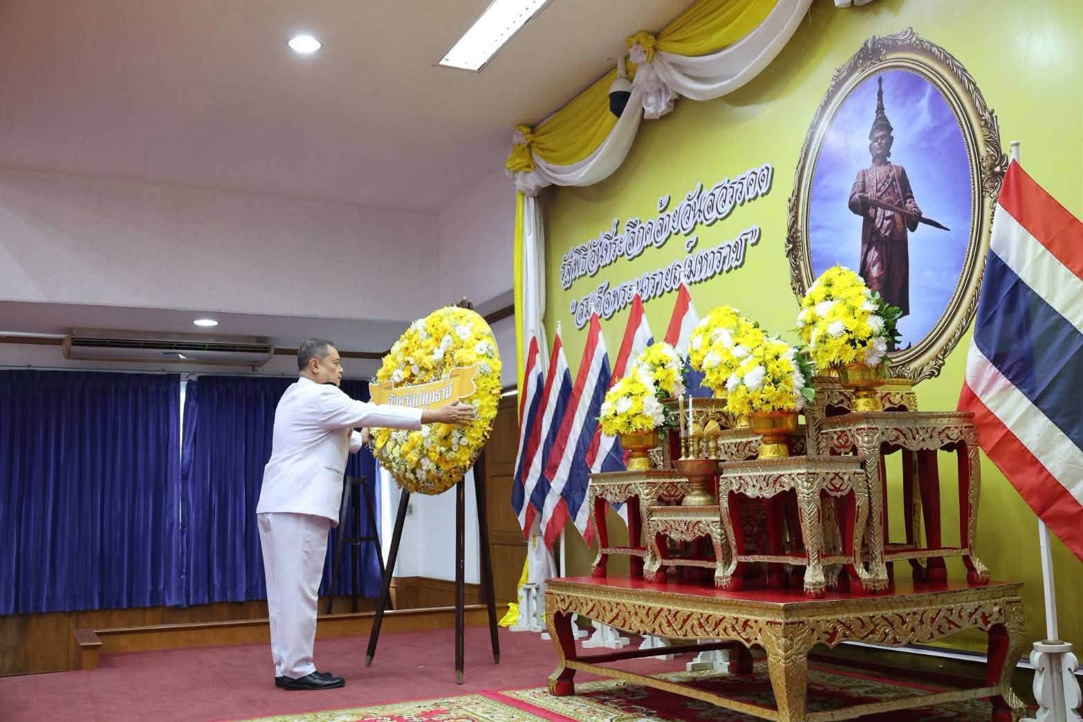 title - ร่วมพิธีวางพวงมาลาเบื้องหน้าพระบรมสาทิสลักษณ์ เนื่องในวันที่ระลึกคล้ายวันสวรรคตสมเด็จพระนารายณ์มหาราช ณ อาคารศาลารักษ์ปทุม ศาลากลางจังหวัดปทุมธานี 