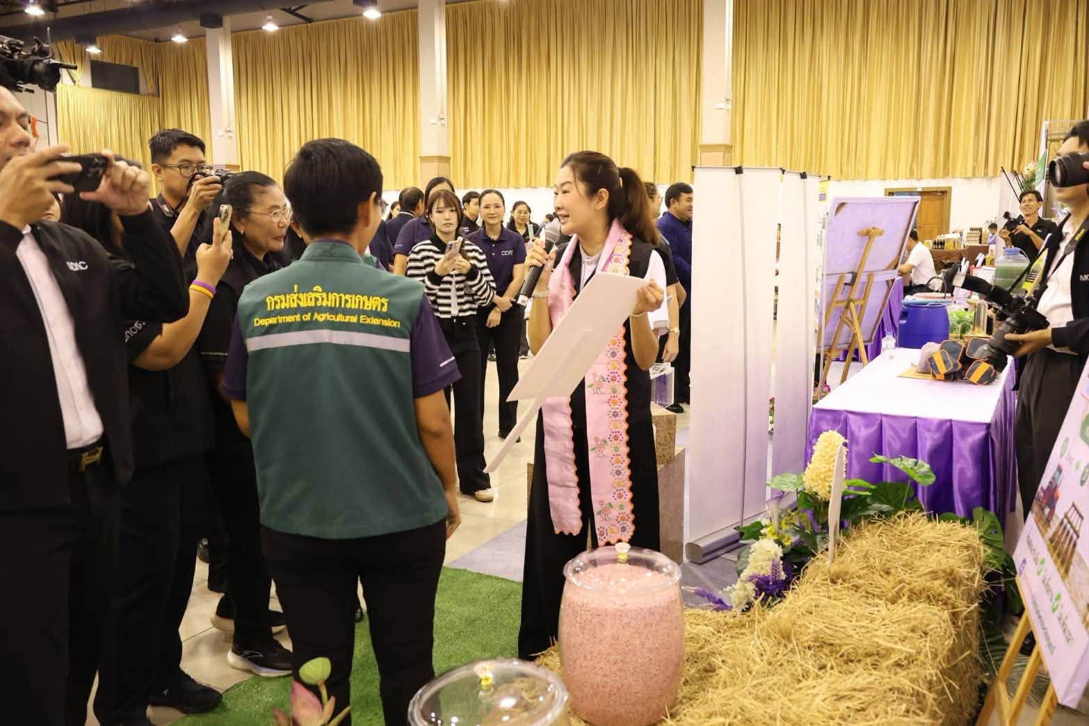 title - ร่วมต้อนรับ นางสาวปิยะรัฐชย์ ติยะไพรัช รัฐมนตรีช่วยว่าการกระทรวงเกษตรและสหกรณ์ ลงพื้นที่ติดตามผลการขับเคลื่อนเทคโนโลยีและนวัตกรรมด้านการเกษตรจังหวัดปทุมธานี