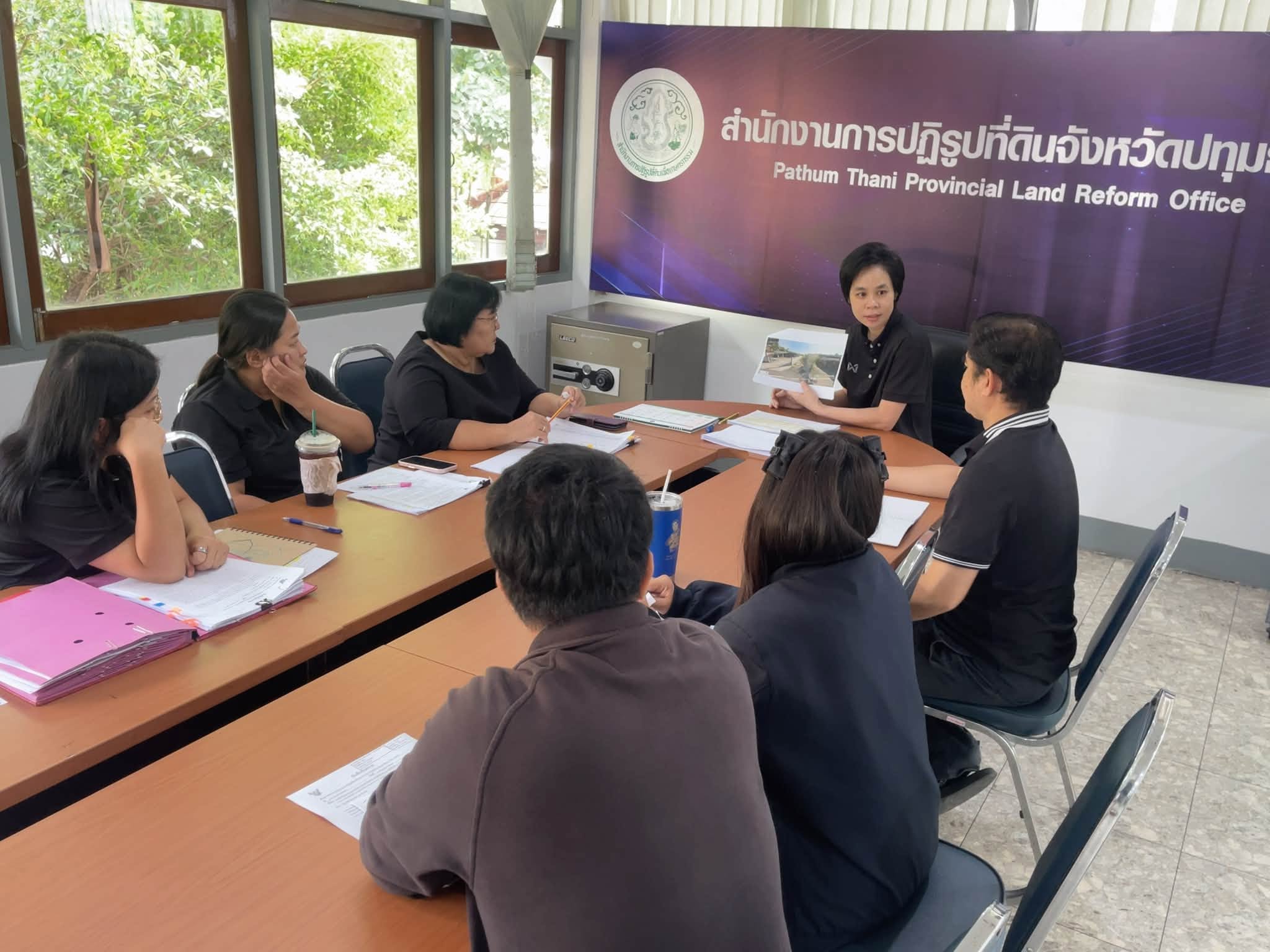 title - วมประชุมติดตามผลการดำเนินงานและเร่งรัดการเบิกจ่าย ตามตัวชี้วัดรอบที่2 และหารือปัญหาต่าง ๆ ร่วมกัน ณ ห้องประชุมเล็ก ส.ป.ก.ปทุมธานี