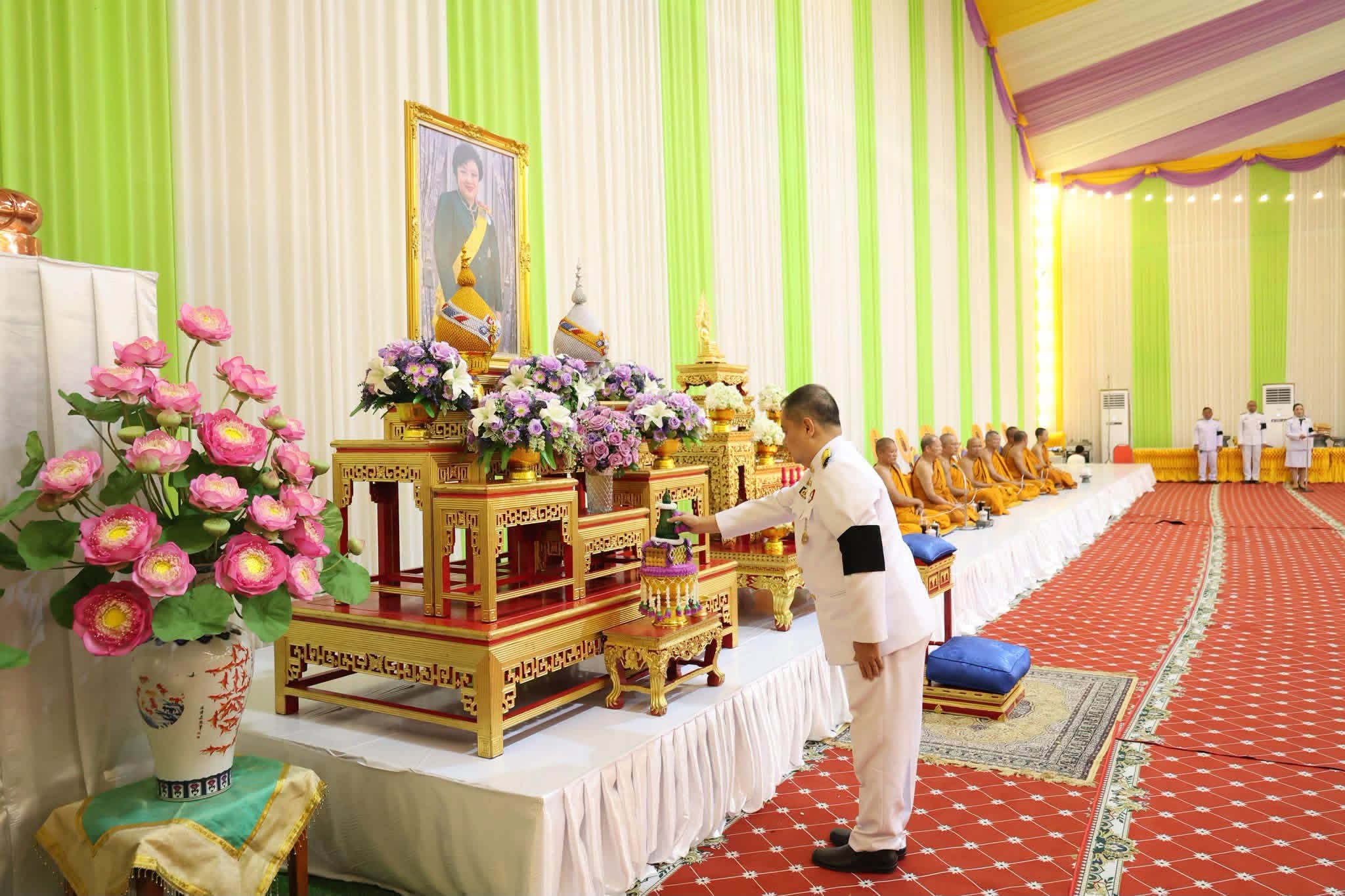 title - ข้าร่วมพิธีวันคล้ายวันประสูติพระเจ้าวรวงศ์เธอ พระองค์เจ้าโสมสวลี กรมหมื่นสุทธนารีนาถพระราชวรเมธาจารย์ เจ้าคณะจังหวัดปทุมธานี (ธ) เจ้าอาวาสวัดโบสถ์ เมตตาเป็นประธานฝ่ายสงฆ์  นายเอกวิทย์ มีเพียร ผู้ว่าราชการจังหวัดปทุมธานี เป็นประธาน