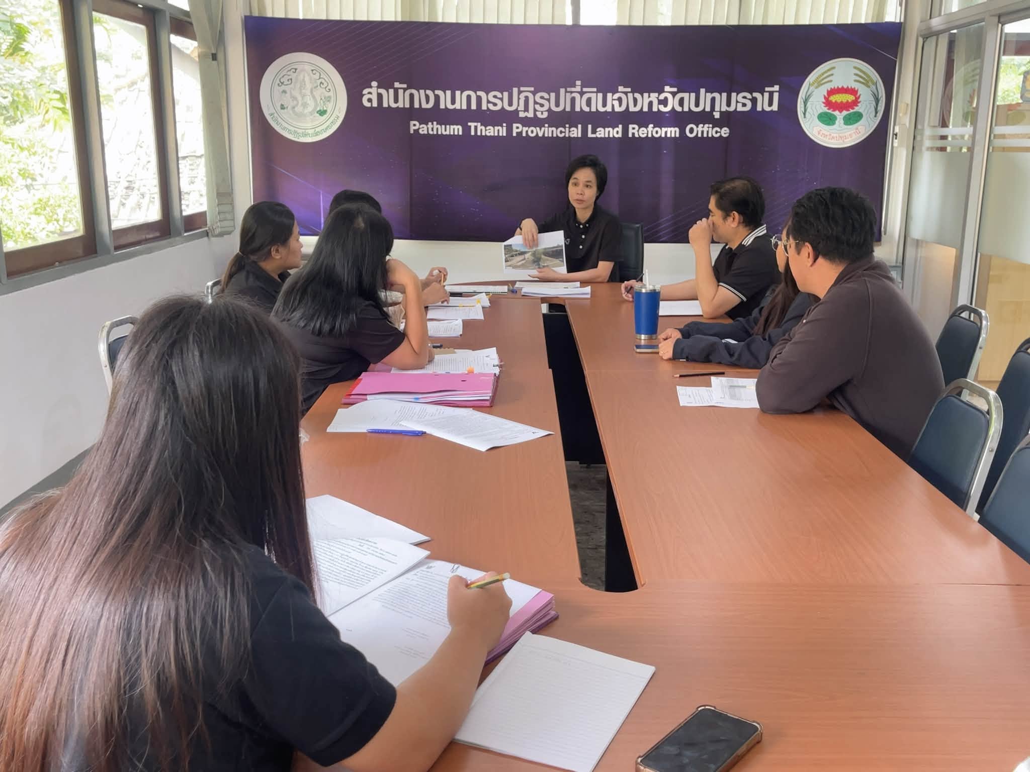 title - วมประชุมติดตามผลการดำเนินงานและเร่งรัดการเบิกจ่าย ตามตัวชี้วัดรอบที่2 และหารือปัญหาต่าง ๆ ร่วมกัน ณ ห้องประชุมเล็ก ส.ป.ก.ปทุมธานี