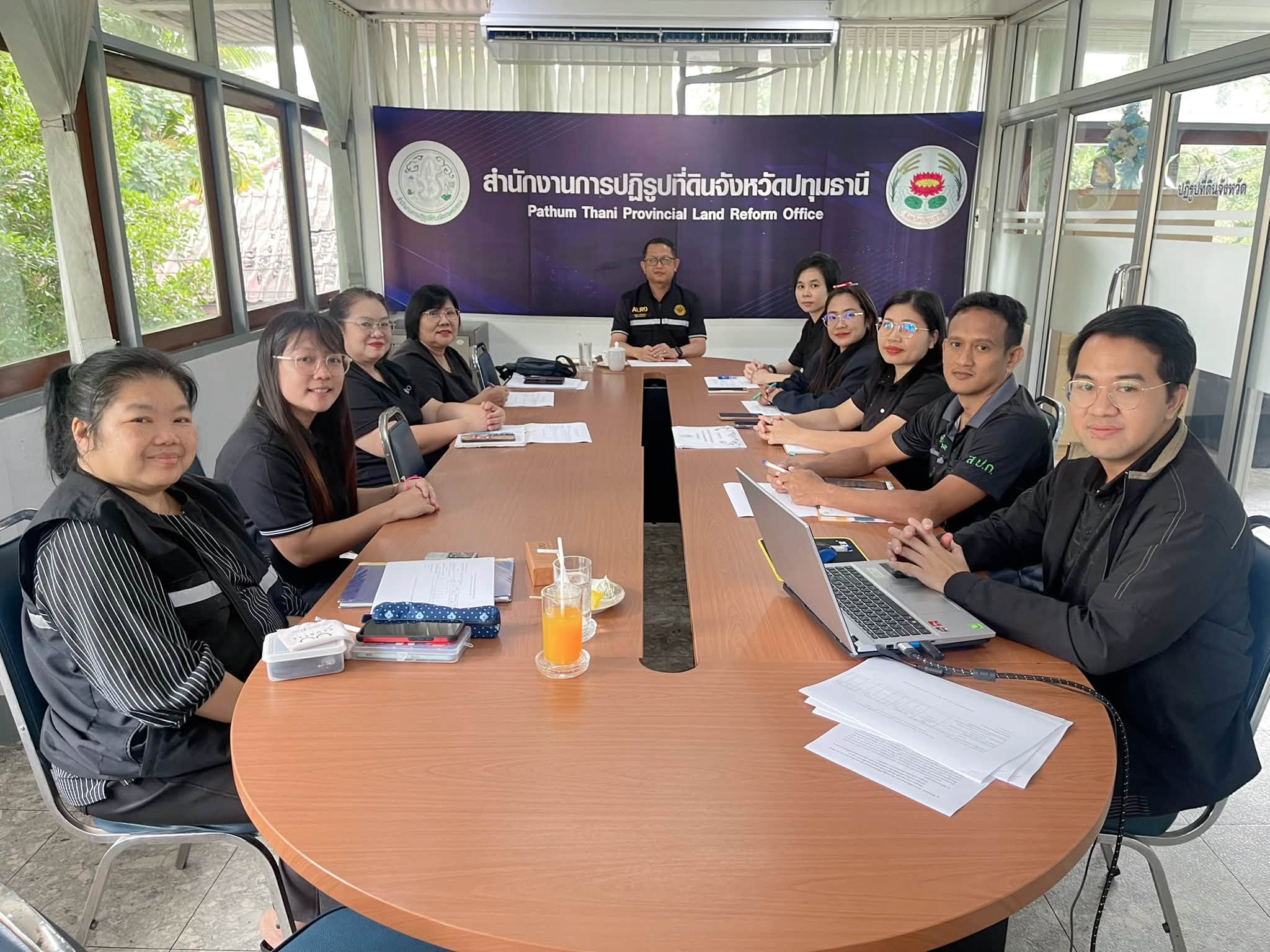 title - ประชุมตรวจติดตามความก้าวหน้าผลการดำเนินงานตามแผนการตรวจราชการของ ส.ป.ก. ประจำปีงบประมาณ พ.ศ. 2569 รอบที่ 2 เขตตรวจราชการที่ 2 ของสำนักงานการปฏิรูปที่ดินจังหวัดปทุมธานี พร้อมทั้งรายงานผลการดำเนินงาน และปัญหาอุปสรรค  ณ ห้องประชุม ส.ป.ก.ปทุมธานี