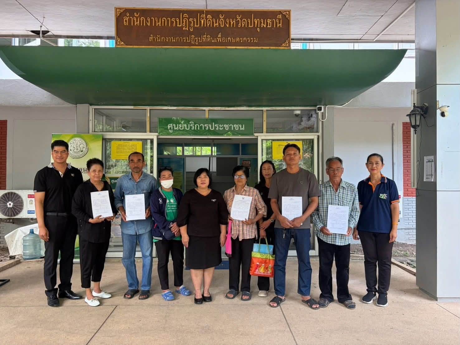 title - ปล่อยสินเชื่อเงินกองทุนการปฏิรูปที่ดินฯ ให้แก่เกษตรกรในเขตปฏิรูปที่ดิน   จำนวน 4 กลุ่ม รวม 14 ราย