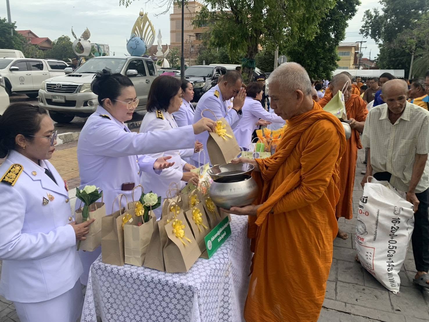 title - ข้าร่วมพิธีเจริญพระพุทธมนต์และทำบุญตักบาตร ถวายพระราชกุศล
