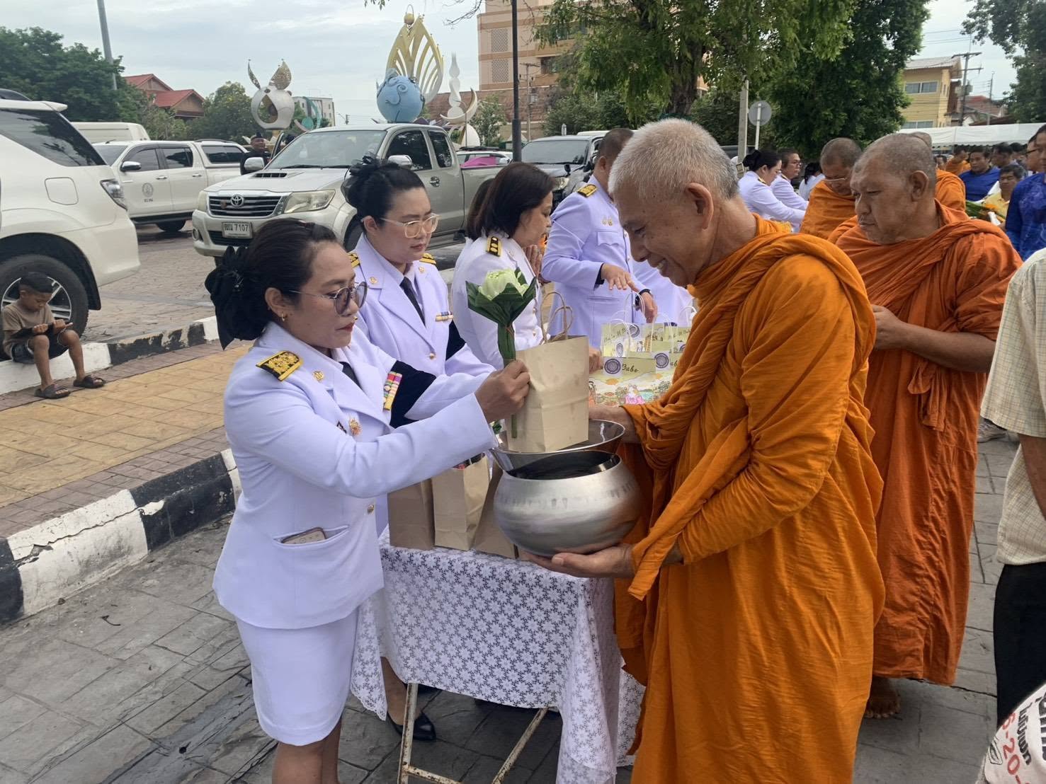 title - ข้าร่วมพิธีเจริญพระพุทธมนต์และทำบุญตักบาตร ถวายพระราชกุศล