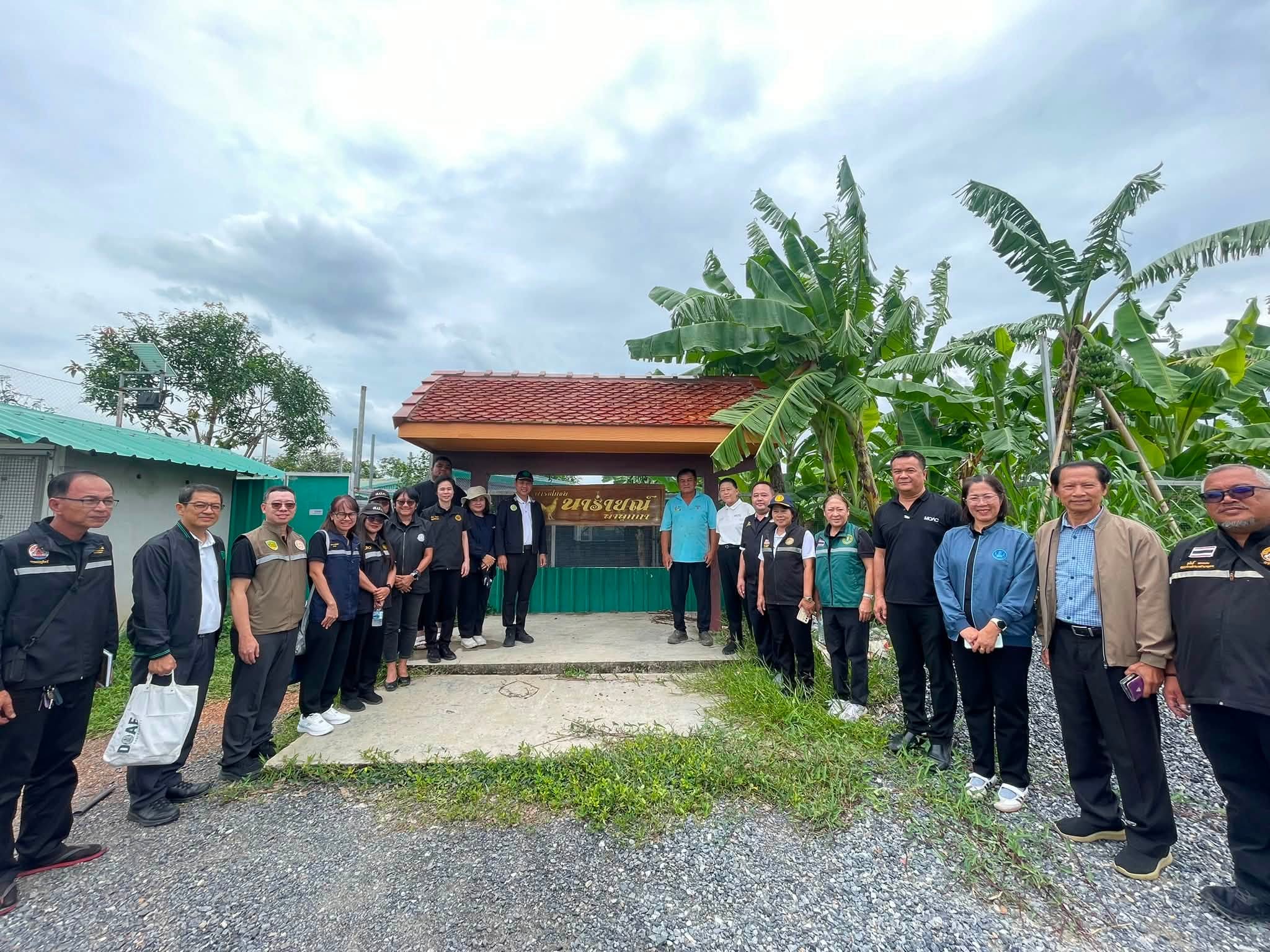 ร่วมลงพื้นที่ตรวจแปลงทดสอบโครงการ “ที่ว่างสร้างค่า” 3 สาขาการผลิต คือ พืช ประมง ปศุสัตว์ และประชุมหารือคณะทำงานพัฒนาพื้นที่การเกษตรนวัตกรรมและเกษตรกรรุ่นใหม่ในเขตเมืองและพื้นที่ต่อเนื่อง จังหวัดปทุมธานี 