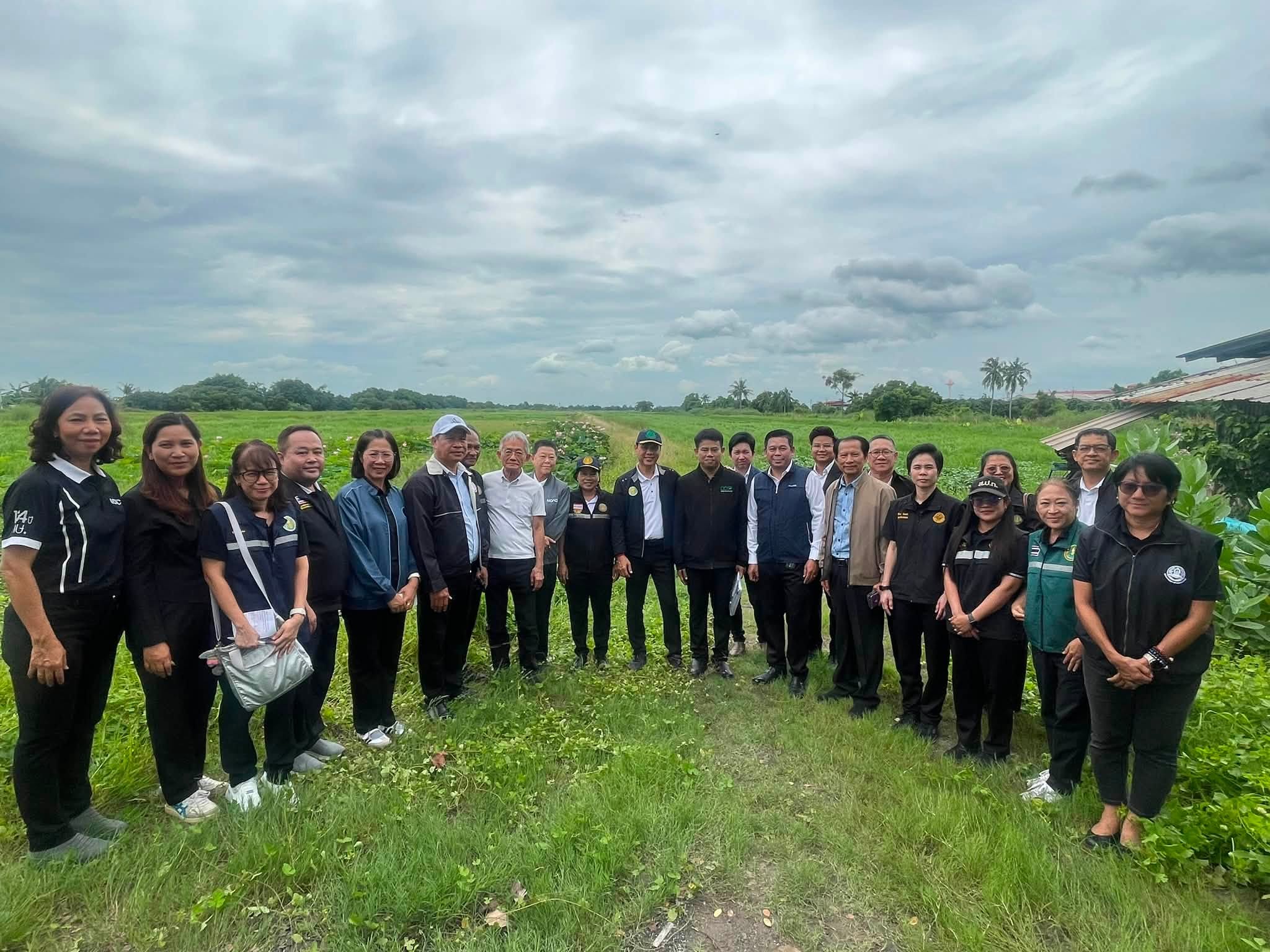 title - ร่วมลงพื้นที่ตรวจแปลงทดสอบโครงการ “ที่ว่างสร้างค่า” 3 สาขาการผลิต คือ พืช ประมง ปศุสัตว์ และประชุมหารือคณะทำงานพัฒนาพื้นที่การเกษตรนวัตกรรมและเกษตรกรรุ่นใหม่ในเขตเมืองและพื้นที่ต่อเนื่อง จังหวัดปทุมธานี 