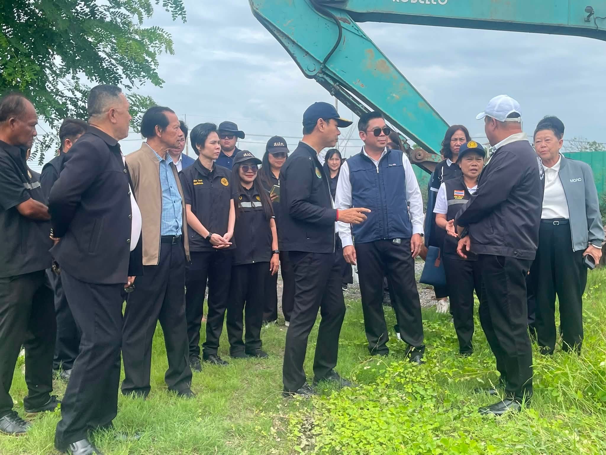 title - ร่วมลงพื้นที่ตรวจแปลงทดสอบโครงการ “ที่ว่างสร้างค่า” 3 สาขาการผลิต คือ พืช ประมง ปศุสัตว์ และประชุมหารือคณะทำงานพัฒนาพื้นที่การเกษตรนวัตกรรมและเกษตรกรรุ่นใหม่ในเขตเมืองและพื้นที่ต่อเนื่อง จังหวัดปทุมธานี 
