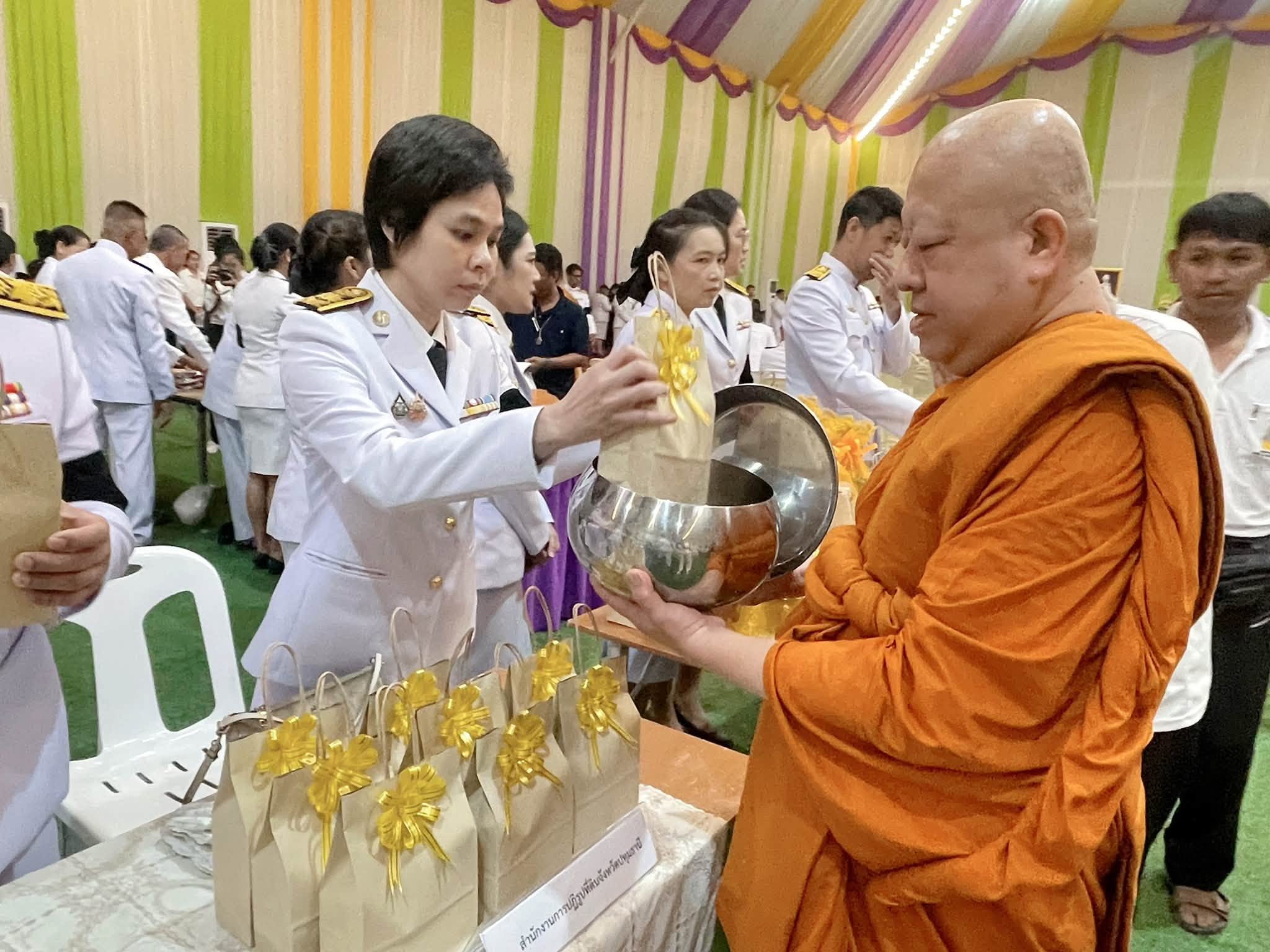 เข้าร่วมพิธีทำบุญตักบาตรและบำเพ็ญกุศลทักษิณานุประทาน สตมวาร (100 วัน) อุทิศถวายเป็นพระกุศลแด่ สมเด็จพระเจ้าลูกเธอ เจ้าฟ้าพัชรกิติยาภา นเรนทิราเทพยวดี กรมหลวงราชสาริณีสิริพัชร มหาวัชรราชธิดา