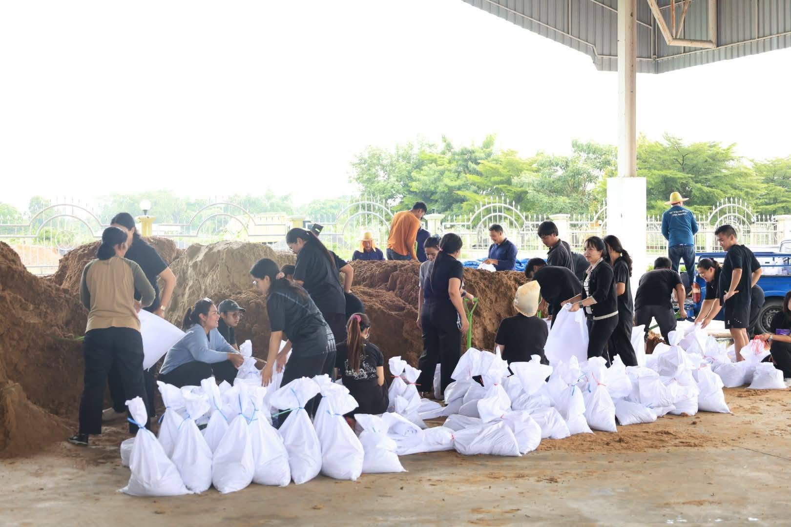title - ลงพื้นที่ช่วยเหลือเกษตรกรและประชาชนผู้ประสบอุทกภัยในเขตปฏิรูปที่ดินจังหวัดปทุมธานี