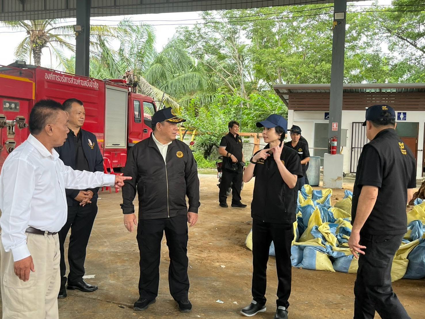 title - ลงพื้นที่ช่วยเหลือเกษตรกรและประชาชนผู้ประสบอุทกภัยในเขตปฏิรูปที่ดินจังหวัดปทุมธานี